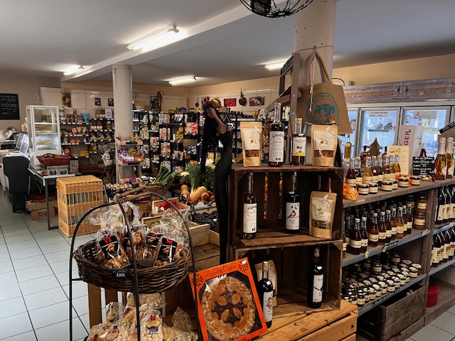 Nous vous proposons une opportunité d’acquérir un fonds de commerce d’épicerie caviste et produits du terroir , situé dans un village classé parmi les plus beaux de France. Cette installation, d’une superficie totale de 130 m², est agrémentée d'une réserve de 30 m², offrant tout l’espace nécessaire pour le stockage et la gestion quotidienne de votre activité.

**Potentiel commercial :**

Ce fonds de commerce se distingue par son emplacement privilégié, attirant aussi bien les résidents locaux que les touristes en quête de produits du terroir authentiques.

 Le village, renommé pour son patrimoine architectural et son ambiance conviviale, bénéficie d’un flux constant de visiteurs, garantissant un excellent potentiel de développement.
- Positionnement stratégique dans un lieu prisé 
- Possibilité d’élargir la gamme de produits (bio, artisanaux) 
- possibilité d’élargir le snacking.
- Développement potentiellement rapide grâce à l'absence de concurrence directe.
Ce fonds de commerce représente une excellente opportunité pour un entrepreneur désireux de s'installer dans un cadre idyllique tout en profitant d’un marché porteur.