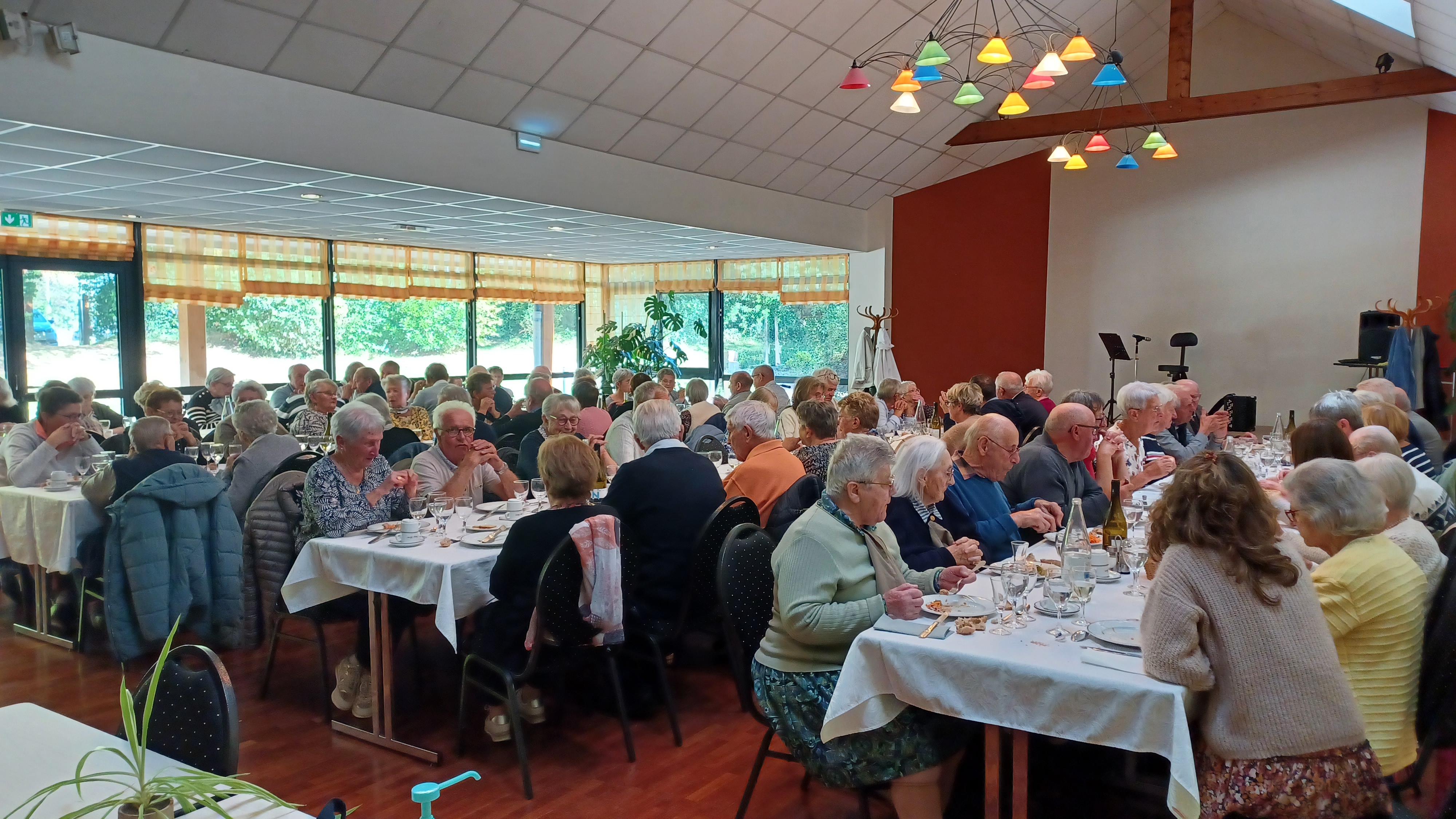 Vente Fond de commerce de restaurant avec licence IV Opportunité à saisir à 20min de Rennes
Dans le triangle Rennes - Saint-Malo - Dinan, auberge avec fort potentiel événementiel à reprendre.
Un lieu clé en main pour restaurateurs, traiteurs ou porteurs de projet.
Un établissement reconnu dans la région depuis 90 ans. 

Le lieu permet une exploitation immédiate, tout en offrant de réelles marges de développement grâce à ses volumes, sa modularité, son parc et une offre d’hébergement sur place avec des chambres d'hôtes. 

Ouverte en 1935 à Cardroc, l’Auberge Lucas perpétue depuis plus de 90 ans un savoir-faire familial. À l’origine boucherie reprise par les grands-parents de Pascal, l’établissement évolue grâce à la grand-mère qui propose cafés puis activité traiteur. En 1995, Anne et Pascal, troisième génération et Maîtres Restaurateurs, reprennent le flambeau, réalisent d’importants travaux et créent un parc paysager. Aujourd’hui, l’auberge défend une cuisine 100 % maison, de l’entrée au dessert, avec pour spécialité emblématique la tête de veau.

site : www.aubergelucas.com
site : www.restaurant-en-vente-bretagne.fr