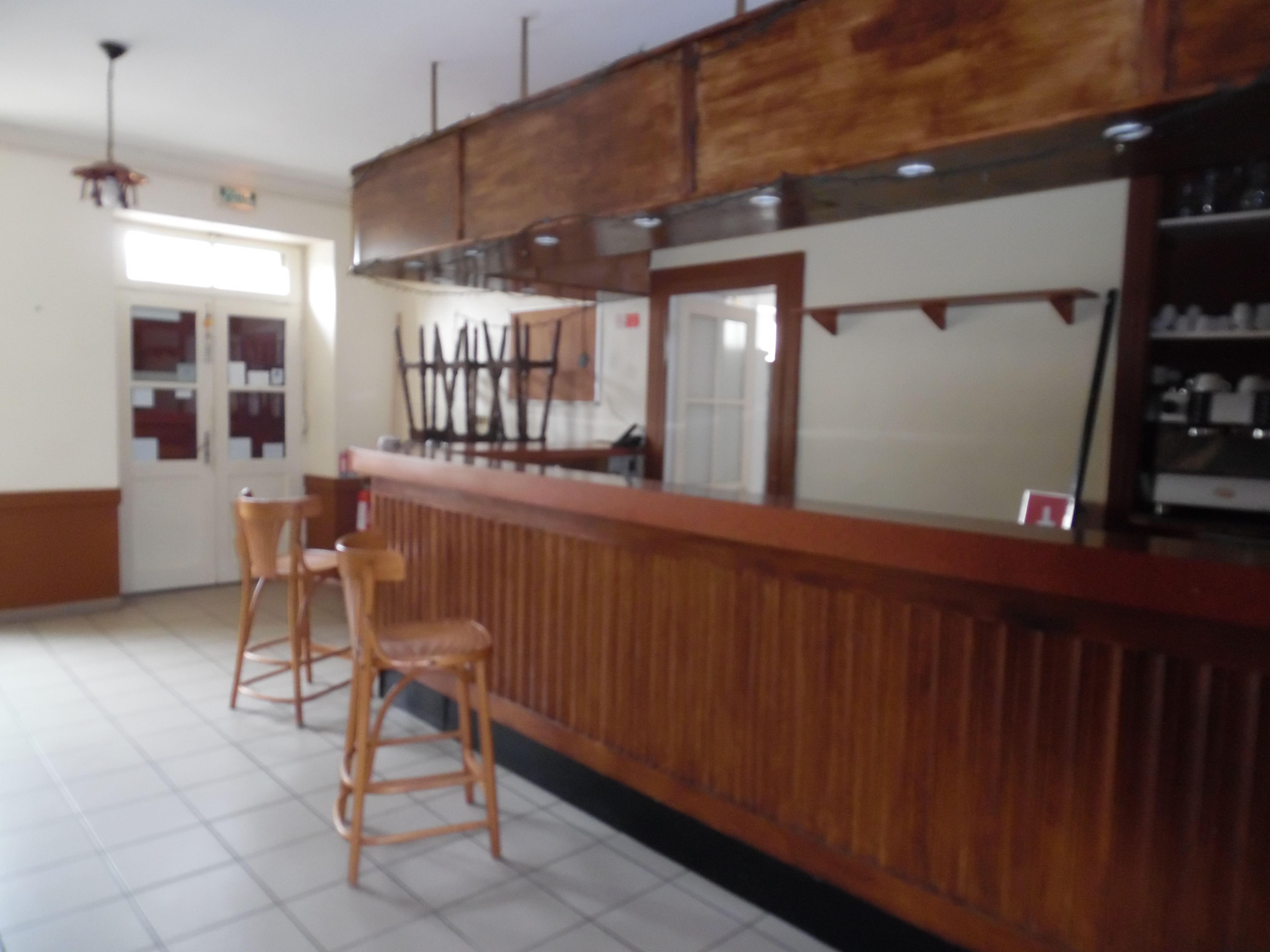FARGES-ALLICHAMPS (Cher), Joli village au Centre de la France, à 6 km de la sortie A71, recherche pour location gérance personne professionnelle, accueillante et dynamique pour bar restaurant avec projet de reconversion de l'ancienne épicerie en vente de produits locaux - cuisine traditionnelle et familiale - région touristique proche de l'abbaye de Noirlac, gîtes à proximité, centre équestre, étang et chemins de randonnée (dont GR) sur place. Renseignements en Mairie de FARGES-ALLICHAMPS par mail ou courrier