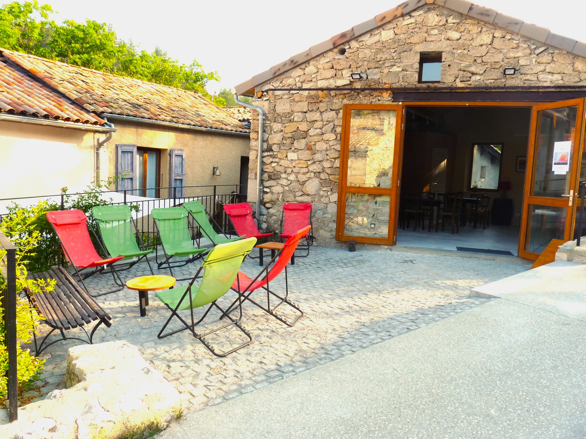 Recherche gérants Auberge communale Valdrôme
Valdrôme est un petit village de la haute vallée de la Drôme.
De nombreux sentiers à parcourir à pied (GR91 et 10 circuits balisés), à VTT (Les
chemins du soleil), à vélo (Les P’tites routes du soleil), à cheval sur les crêtes de
Valdrôme offrent un panorama sur toutes les Alpes méridionales, du Mont Ventoux au
Massif des Écrins, des Baronnies aux montagnes du Vercors.
Le village offre des activités de découverte de pratiques sportives : tir à l’arc sur
parcours 3D ou nature, mur d’escalade, pétanque, ….
De nombreuses manifestations y ont lieu tout au long de l’année : activités culturelles,
festives, concerts, spectacles…
La commune de Valdrôme, propose la reprise de « l’Auberge de Valdrôme » en
délégation de service public. Pas d’investissement, redevance annuelle de 6504 € pour
l’Auberge et de 4800€ (hors charges) pour le logement.
L’Auberge de Valdrôme comprend :
- un ensemble hébergement de 6 chambres indépendantes de 9 à 13 m², offrant une capacité de 17 couchages et un dortoir de 8 places.
- une lingerie
- un ensemble café-restaurant avec Licence IV de 38 couverts et une cuisine équipée.
- deux terrasses extérieures sur deux niveaux
- une salle annexe indépendante de 30 m2 pouvant accueillir réunions, séminaires,
stages pratiques, expositions, spectacles
- un espace commerce à aménager
- un logement attenant et indépendant de type T3
Potentiel à développer idéal pour un couple désireux de vivre en milieu rural.
Retrouver tous les détails de l’appel à candidature sur ce lien :
Dossier complet à retirer sur la plateforme AWS :
- Créer un compte gratuit en suivant le lien :
htttps://ledauphine.marchespublics-eurolegales.com
- Chercher le titre de l’annonce : Gérance Auberge communale Valdrôme
- Télécharger les documents
- Toutes les questions et les documents du dossier sont à déposer sur la plate-forme