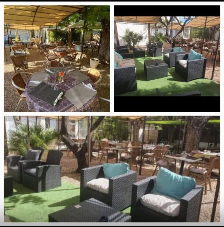 ond de commerce Restaurant - pizzeria

A vendre pour cause de santé. À proximité de Moustiers-Sainte-Marie (04) – Idéalement situé à seulement 12 km de l'un des plus beaux villages de France, au cœur d'un secteur touristique très fréquenté.

Cet ensemble immobilier complet comprend :
Un restaurant / pizzeria entièrement équipé
Salle de restaurant d'une trentaine de couverts
Grande terrasse couverte et terrasse ombragée d'environ 100 couverts
Cuisine fonctionnelle avec espace plonge et dessert, chambre froide positive, chambre froide négative et deux réserves
Grand parking privatif pour la clientèle
Trois garages.

Deux logements indépendants :

Un T3 spacieux, cuisine ouverte, séjour, une suite parentale, une chambre avec sa salle d'eau, toilette séparé.
Un T2 confortable, idéal pour loger le personnel ou générer un revenu locatif complémentaire
Ce bien offre un fort potentiel commercial dans une zone prisée des vacanciers, proche des lacs et des gorges du Verdon. Une belle opportunité pour un couple de restaurateurs ou un investisseur cherchant un ensemble complet avec rentabilité et qualité de vie.
loyer des murs 1300 € TTC
Affaire saine. A voir rapidement.