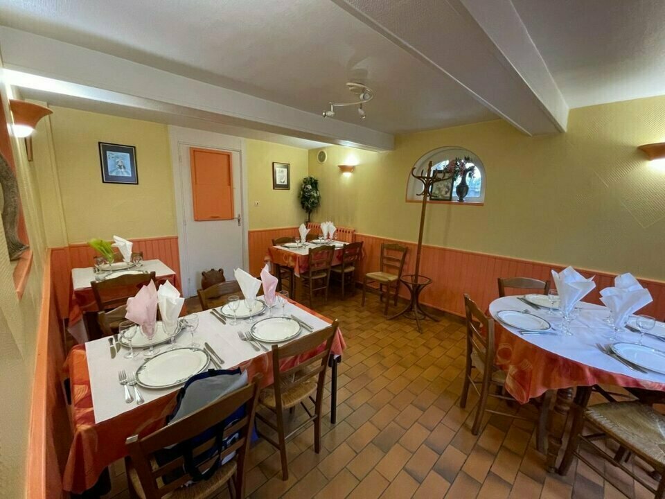 Ce restaurant-bar-traiteur, véritable institution dans la région, est à reprendre en location-gérance. Il dispose d’une cuisine équipée, de plusieurs salles pouvant accueillir jusqu’à 170 couverts, ainsi qu’une terrasse. Le bâtiment a été rénové récemment, avec des murs et sols refaits en 2023. Un logement de fonction de 3 chambres est également disponible à l’étage. L’établissement bénéficie d’une forte visibilité et d’une accessibilité optimale, idéal pour un nouvel exploitant souhaitant développer une activité de traiteur sur place ou hors les murs.