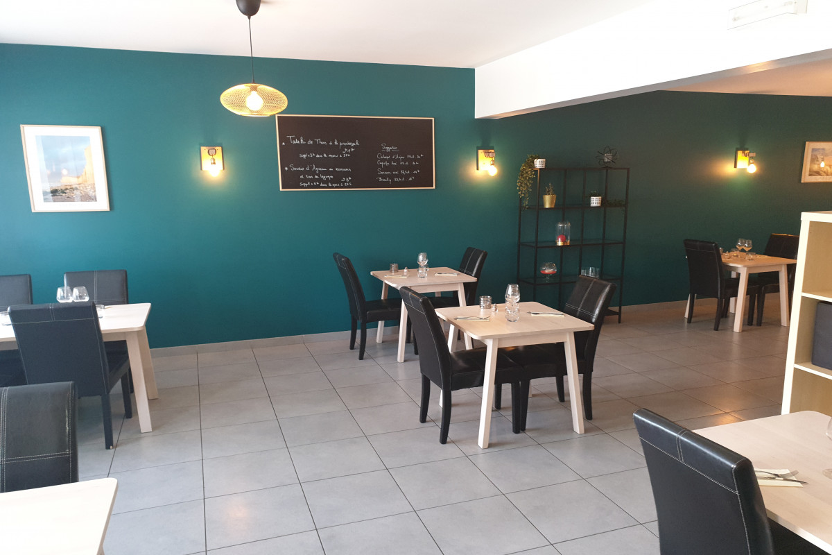 je souhaite céder mon restaurant afin de me consacrer à d'autres projets, le restaurant peut accueillir 50 personnes à l'intérieur et 30 en terrasse 

le matériel en bon état, de nombreux investissement ont été réalisés dernièrement. 
noté qu'aucune reprise de personnel n'est à prévoir et aucun contrat brasseur