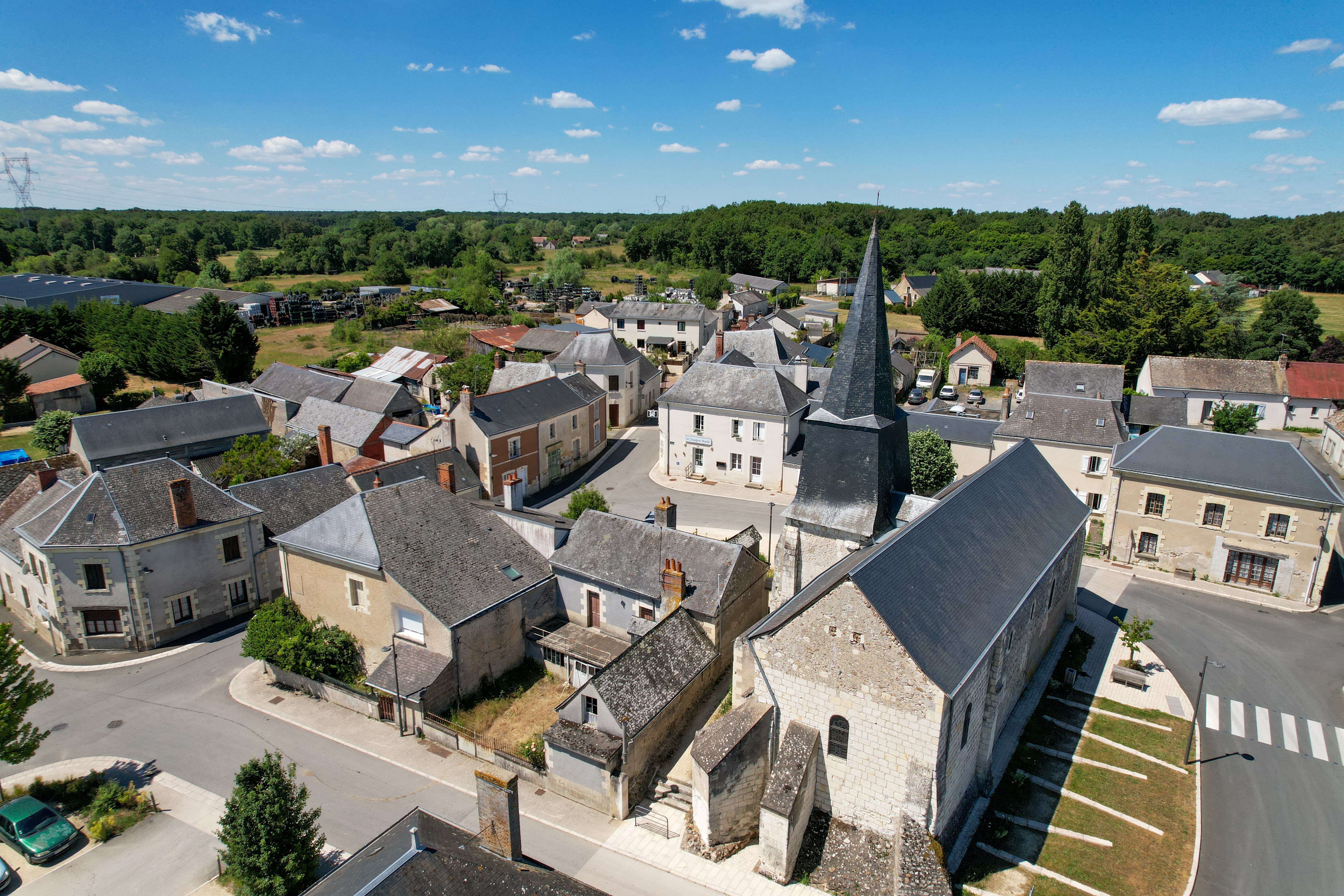Dans le centre-bourg d’Avrillé-les-Ponceaux, bar restaurant multiservices à reprendre, comprenant :
• Une grande salle de restauration (40 à 50 couverts),
• Un espace bar (20 m²) avec Licence IV
• Un cuisine à aménager, avec un cellier
• Un espace multiservices (15 m² env.)
• Un espace sanitaire
• Accès extérieur pour les livraisons
Devanture récente. Aucun travaux de remise aux normes à prévoir. Chauffage électrique.
Possibilité de générer des revenus supplémentaires (Point-Poste) et de mettre en place d’autres services (traiteur, relais colis,…). Bon emplacement avec de nombreuses places de stationnement à proximité.
Idéal pour une première affaire et/ou un couple de professionnels dans la restauration.
Clientèle fidèle.
Conditions de reprise
Disponibilité immédiate suite à liquidation judiciaire. Loyer mensuel : 380 euros HT/mois.
Bail commercial (propriétaire : la commune d’Avrillé-les-Ponceaux)