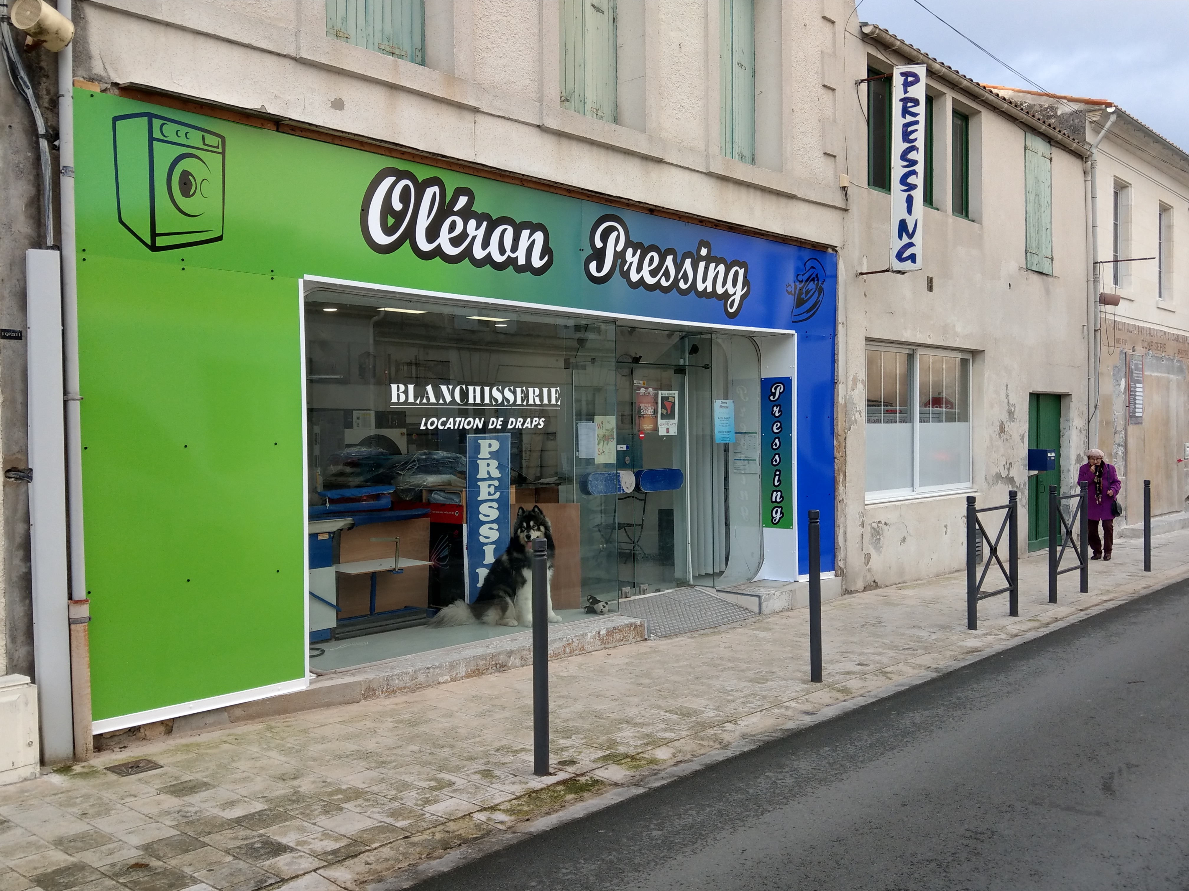 Emplacement idéal au coeur de la ville 
Clientèle fidèle depuis plusieurs années
Local lumineux d'environ 50m2 avec atelier complet et matériel professionnel entretenu
Activité régulière toute l'année, hausse en été + potentiel de développement (repassage, livraison, partenariats locaux).

Convient parfaitement à une personne en reconversion ou un couple souhaitant se lancer dans une activité de proximité avec un bon relationnel.

Points forts :
- Clientèle locale et régulière
- Matériel inclus et opérationnel
- Loyer attractif
- Possibilité d'accompagnement à la reprise