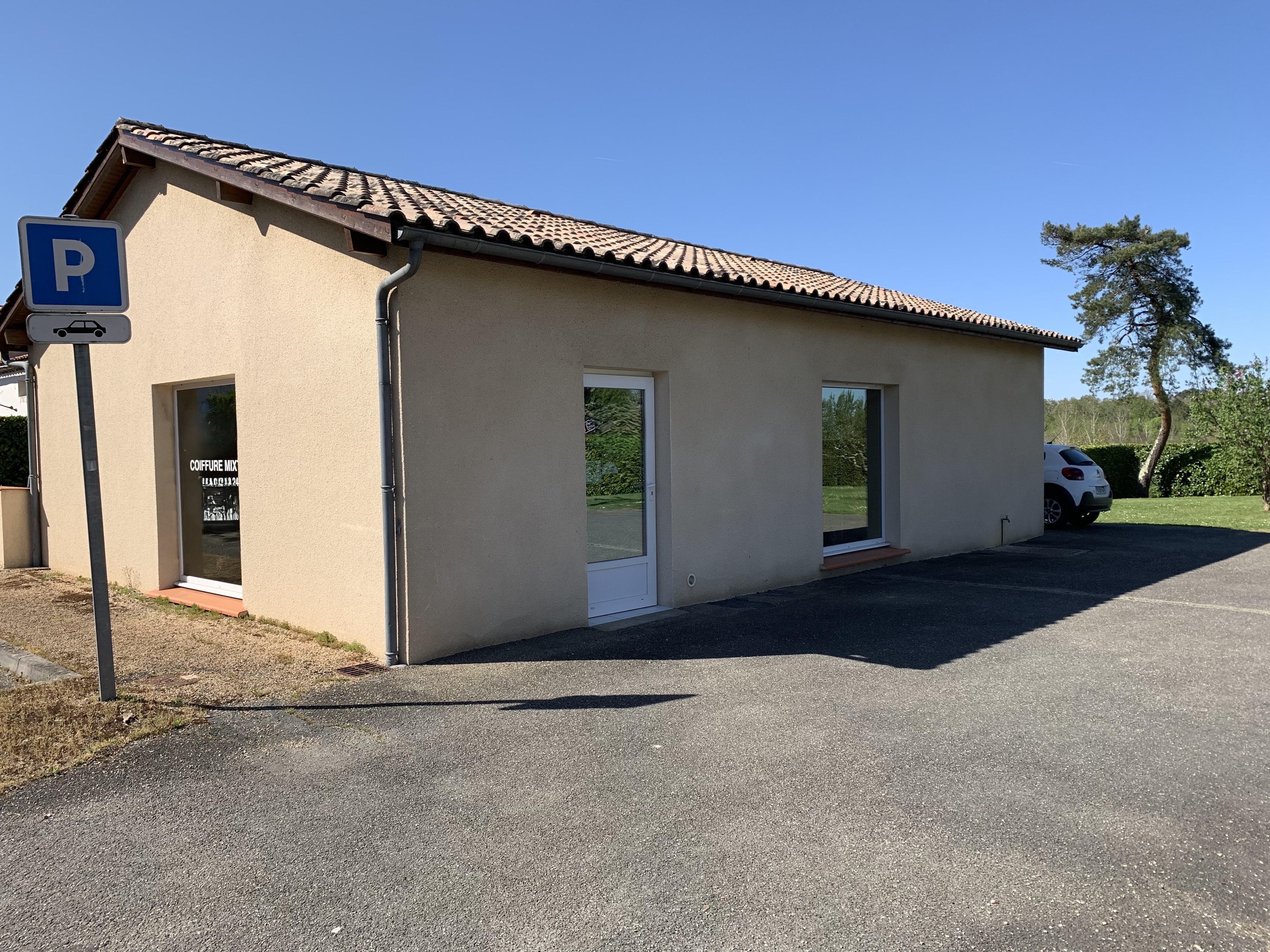Vente salon de coiffure clé en main. Idéalement situé sur un axe passant entre Casteljaloux et Bazas, sur la frontière entre le Lot-et-Garonne et la Gironde.

Le local a une excellente visibilité physique et un accès facile avec parking, permettant de bénéficier d’une clientèle de passage en complément de la clientèle fidèle des villages situé aux alentours.

Ouvert en 1997, la gérante a réaménagé et rénové le local de 96m² en intégralité, il compte aujourd’hui :

-          Un espace clientèle : 2 bacs, 1 coin barbier, 3 postes, 1 comptoir d’accueil

-          Une buanderie assez grande pour être réaménagée si besoin,

-          Un placard/vestiaire pour les clients

-          Un placard à balais

-          Une cuisine avec bureau

-          Une partie réserve stock

Tout le local est aux normes PMR (accessibilité, WC…), mais également normes électricité, coupe-feu, climatisation…

Il n’y a plus de salariés depuis 3 ans (difficulté de recrutement)

La gérante souhaite vendre pour départ en retraite 

Les murs sont vendus avec le fonds de commerce, ils sont sur un terrain constructible de 1226m² comprenant un parking de 6 place

Prix du fonds de commerce avec les murs, mobilier et matériel : 185K€