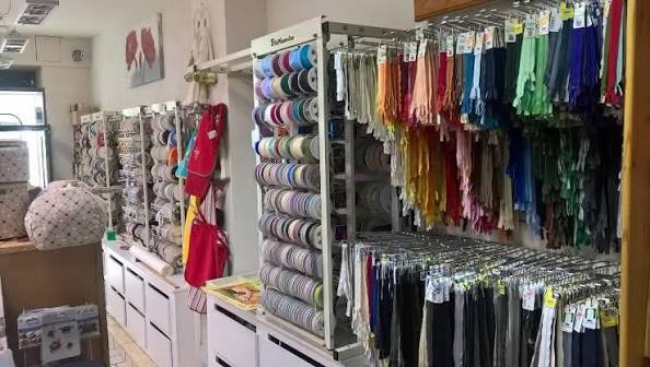 À VENDRE (cause retraite) : Fonds de Commerce
magasin "Paradis des Dames" à Vierzon - Mercerie / Lingerie

En cœur de ville, commune du Cher 27 000 habitants avec une zone de chalandise de 50 kms à la ronde pour la spécificité de l’activité. (Indre, Cher, Loir et Cher) et une clientèle fidèle, cette mercerie participe à la vie locale et répond aux besoins d’une clientèle férue de travaux d’aiguilles. L’accueil et le conseil sont les deux moteurs de la réussite de cette entreprise.

Activité de mercerie et lingerie : vente de fournitures autour de la couture et des travaux d’aiguilles, espace sous-vêtements et lingerie de nuit pour hommes et femmes, réparation et entretien machine à coudre, service retouches…

Développement possible avec la mise en place d’atelier découverte autour des différents travaux d’aiguilles.

Le local est accessible PMR, très belle visibilité en centre-ville avec un fort passage piéton et des parkings à proximité immédiate.
Une surface de vente de 80m2, lumineuse et chaleureuse, ainsi qu'une réserve pour le stockage des marchandises. Une vitrine idéale pour la mise en valeur des collections. 
C’est une enseigne locale incontournable et reconnue. La clientèle est fidèle et régulière. C’est un magasin entièrement équipé, agencements et mobilier inclus. Aucuns travaux immédiats à prévoir.

CA 2025 : 153 321 € - résultat net positif de 5 936 €
Bail commercial 3-6-9, loyer 645 TTC/mois
Actuellement l’établissement fonctionne avec 1 personne à temps plein et 1 personne en prestation de service retouches.
Prix de vente du fonds de commerce : 55 000 € et 25 000 € de stocks de marchandises
Contact : Comptoir du Commerce et de l’Artisanat de Vierzon Sologne Berry
06 49 58 07 86 comptoircommerceartisanat@cc-vierzon.fr