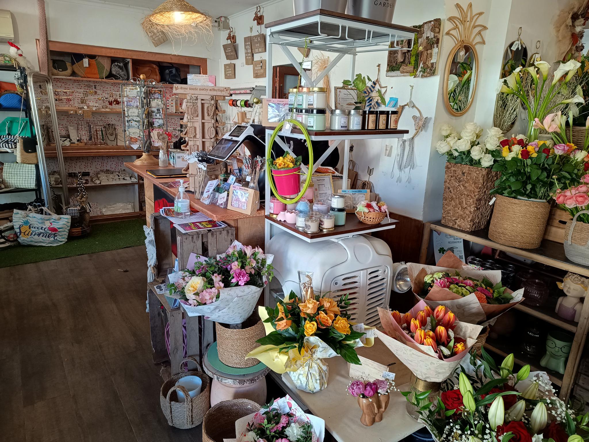 Je vends mon fonds de commerce de Fleuriste et accessoires de décoration.

La boutique existe depuis plus de 30 ans, idéalement située au cœur d’un village attractif de 2 300 habitants.

Au centre du village, avec tous les commerces à proximité, écoles, bureau de tabac, presse, boulangerie, bar, restaurant, banque, assurance, vêtements… stationnement gratuit sur la grande place arborée et touristique en face.

La boutique bénéfice d’une clientèle fidèle et d’un passage obligatoire devant la devanture de 8 mètres avec large trottoir pour exposition des fleurs, des compositions, plantes….

Boutique chaleureuse de 30 m2, d’une réserve de 6 m2 et d’une cave de 20 m2, prête à travailler immédiatement, aucuns travaux urgents à prévoir. La remettre à votre goût éventuellement (possibilité de réduire la réserve à 3 m2 et d’augmenter la taille du magasin d’environ 10 m2..

Je travaille avec 1 apprentie.

Activité diversifiée : fleurs coupées, compositions florales, plantes, articles décorations et cadeaux, bijoux fantaisie, sacs et cabas…

Partenariats avec les Pompes funèbres locales et les professionnels des évènements, adhésion au réseau Florajet.

Potentiel de développement : ateliers floraux, livraison, partenariats avec professionnels et mairies, e-commerce…

Petite présence sur les réseaux Facebook et Instagram.

Prix de cession : 48 K€