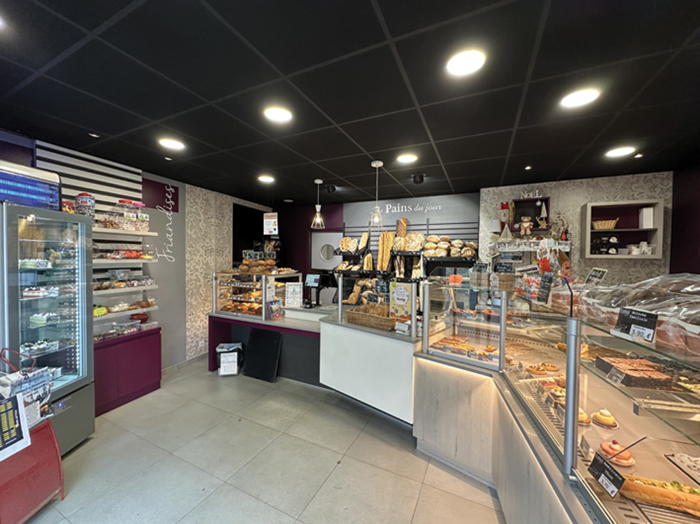 📌BOULANGERIE - FOND DE COMMERCE A VENDRE CAUSE RETRAITE (35)
📍Opportunité rare : unique boulangerie de la ville, idéalement implantée au coeur d'une commune dynamique et en plein essor (35150 Piré-Chancé, environ 3400 habitants).
🔑 L'affaire est structurée, rentable et clé en main : boutique récemment rénovée, matériel récent (four neuf) et équipe en place pour assurer production et vente.
💎 C.A. 350.000€
🥖 Clientèle fidèle (raison de la vente : départ en retraite souhaité après 34 ans d'activité).
Potentiel de développement lié à l'expansion de la ville et à l'absence de concurrence directe.
🏡 Logement disponible sur le côté + étage.
Pour toute information complémentaire, merci nous contacter par message privé.