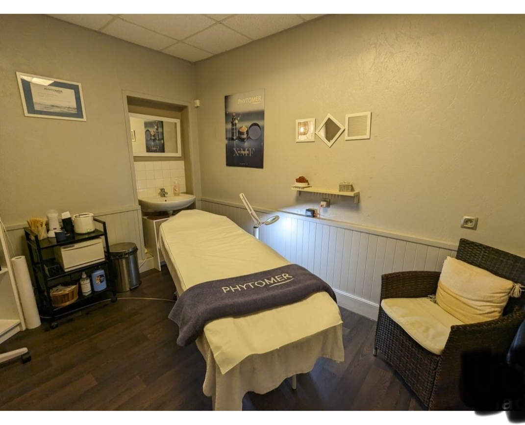 A vendre fonds de commerce salon d’esthétique – GIEN (45) – cause changement d’activité.

A moins de 2 heures de Paris, ce salon installé depuis 2017, bénéficie d’un emplacement idéal en cœur de ville de Gien (15 000 habitants). Il a su fidéliser une clientèle féminine et masculine (fichier = 1200).

Le local dispose d’une surface totale de 80 m2, distribuée comme suit : 

-         Un accueil et espace de vente de 16m²,

-         une cabine de soin corps avec douche de 14,5m²,

-         une cabine de soin de 8,5m² ,

-         une cabine d'épilation de 9m² ,

-         une cabine avec Appareil de bronzage UV de 8.7m²,

-         un espace onglerie de 9m²,

-         une réserve de 10,50m²,

-         Vitrine exploitable de 8ml,

-         + un parking privatif réservé à la clientèle.

Exploité seul pas de personnel à reprendre.

Bail commercial 3-6-9 : fin 2029.

Loyer annuel 8000 €

Idéal 1ère installation, possibilité de développement en élargissant les horaires et jours d’ouverture.

PRIX du fonds de commerce 37 000 €