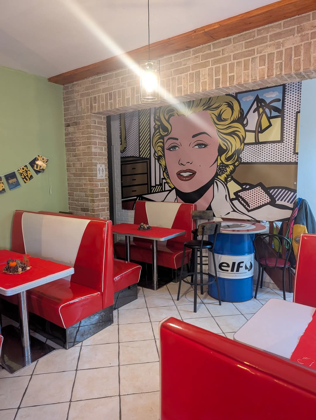 !!!!! Affaire à saisir !!!!!!
Je vends mon fond de commerce situé dans un village dynamique Honnecourt sur Escaut ( village de 700 habitants à 15 km de Cambrai).
Aucune concurrence dans un rayon de 7 km. 
Activités 
Épicerie multi services ( produits locaux)
Vente de gaz 
Relais colis 
Bar 
Petite restauration.
Possibilité de développer encore plus l'activité avec de la restauration avec une pièce non exploiter environ 60 m2 avec les murs entièrement carrelés ( besoin d'un petit rafraîchissement)
Grande terrasse privée env150 places et parking au portail 
Côté chiffre la petite boutique n'a pas a rougir !!!!!!
Loyer très faible - de 500€ (poubelle et impôt inclus)
Possibilité d'habiter a l'étage.
N'hésitez pas à me contacter pour plus de renseignements 
J'en demande 45 000 € ( ils seront rentabilisé avant 1 ans)