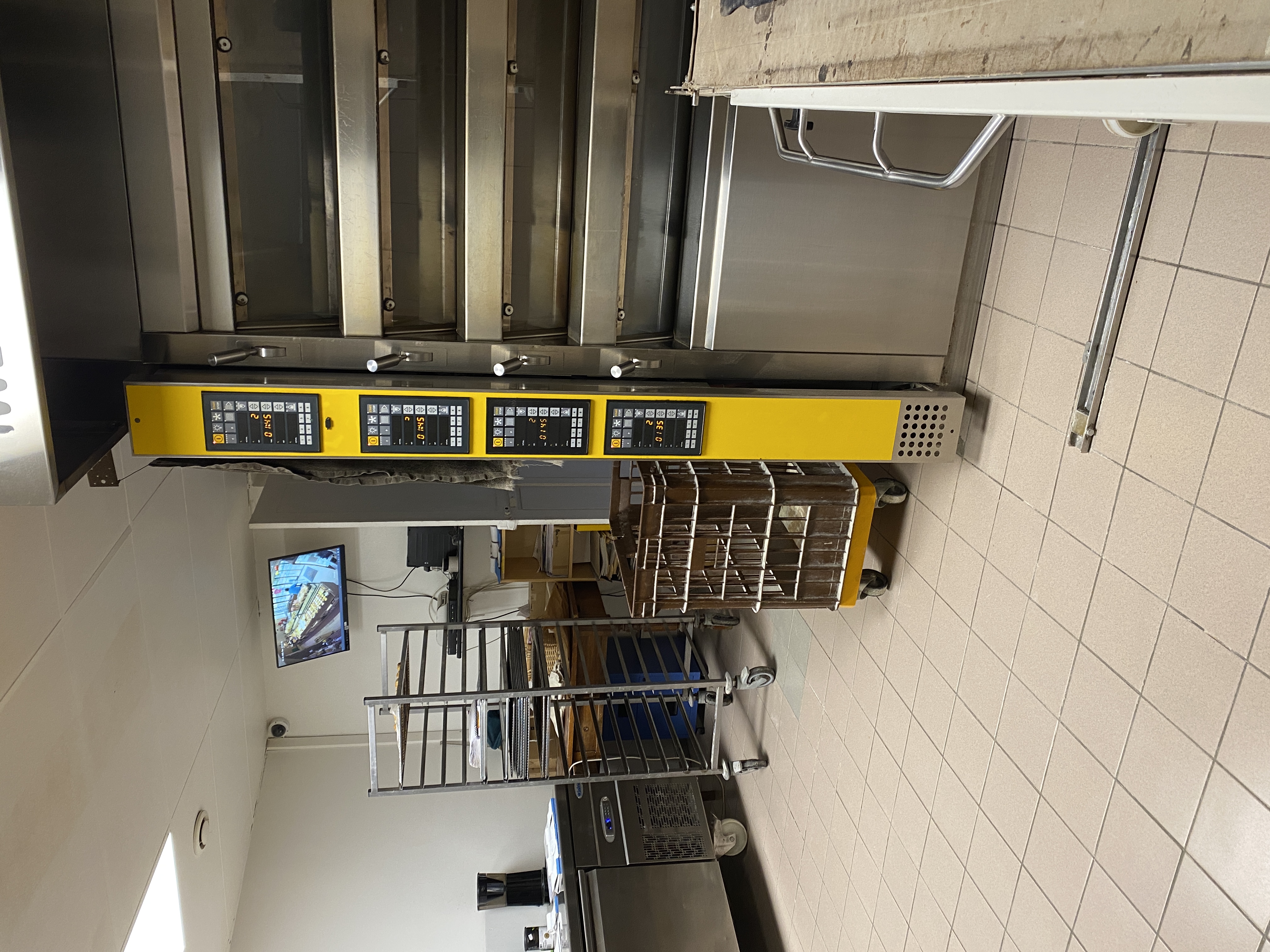Boulangerie pâtisserie traiteur 
Salon de thé 
Ville thermale cyclotouristique à 15 minutes de l’ À 79 
Écoles primaires et collège
Boutique et laboratoires ont été refait en 2014 
Chiffre d’affaires stable 
5 semaines de congés
toute proposition sera étudiée