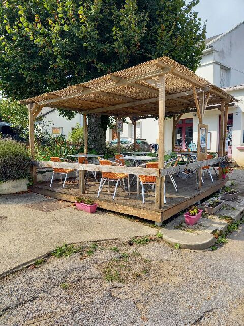 Vente d'un multiservices (tabac/jeux/bar/restaurant/dépôt de pain et journaux), avec opportunité d'acheter les murs, dans un village de 360 habitants en Creuse à 30mn de Guéret (23) et 20 mn de Montluçon (03). Commerce situé à 3 kms de la RN145, sur un axe passant qui dessert Chambon Sur Voueize (3ème village préféré des Français en 2014) et Evaux Les Bains (ville thermale). Souvent qualifié d'atypique de par sa forme en arrondi, c 'est une ancienne station service des années 50. On y vit au gré des saisons, ses grandes baies vitrées offrant une vue imprenable sur dame nature. Un très beau projet à réaliser pour les ambitieux! En effet, le site se prête volontiers à la réalisation de chambres d'hôtes/locations Airbnb/gîte voire relais motards. C'est le premier bar/tabac que l'on peut trouver quand on rentre en région Nouvelle Aquitaine!