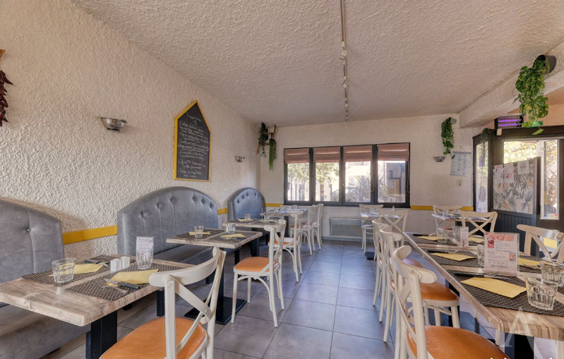 Fonds de commerce 90 m2
Vous propose un établissement de restauration agencée pour 50 couverts , situe en plein centre de Montaigu à proximité de tous commerces à pied et zones de stationnement .Vous disposerez d'une salle de restaurant d'environ 80 m2
d'une cuisine professionnelle équipée, d'un espace de stockage récent , d'un garage et d'une terrasse de vingt couverts exploitable d'avril à septembre.

loyer mensuel : 1070 € TTC 
CA 2024- 2025 185 345€