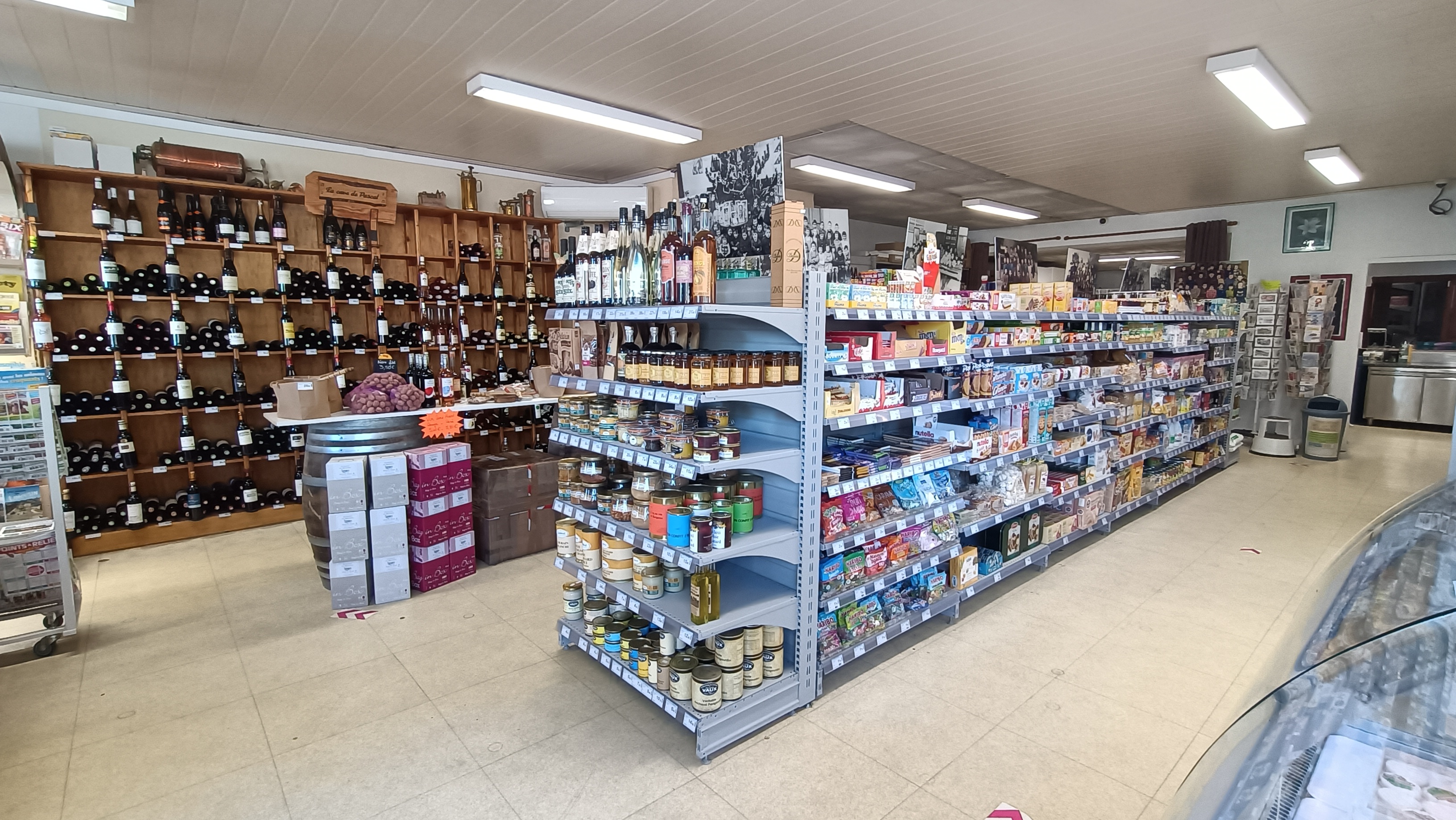 A reprendre, pour cause de retraite, fonds de commerce d’une alimentation générale-presse (adhérent à une enseigne nationale) située en Périgord Noir, au centre d’un charmant village disposant d’un bon équipement commercial et de services.

L’épicerie  propose une offre complète avec 4 000 références, rayon fromage à la coupe, cave, produits régionaux, vente de poisson sur commande et des services de proximité : photocopies, relais colis, livraisons à domicile… sur une surface de vente de 135 m² + 1 réserve de 30 m² + chambre froide et cave.

Ce commerce est implanté depuis 1925, avec une clientèle fidélisée de locaux et clientèle touristique en saison. Il dispose d’un équipement matériel complet et entretenu.

Ouverture du mardi au dimanche midi. Possibilité de développement sur du snack (coin cuisine existant). Bail commercial avec loyer de 764 €;

Affaire exploitée en couple – pas de salarié à reprendre.

CA HT 2024 : 303 399 € - Prix de vente du fonds de commerce : 110 000 €.

Accompagnement possible pour la reprise
