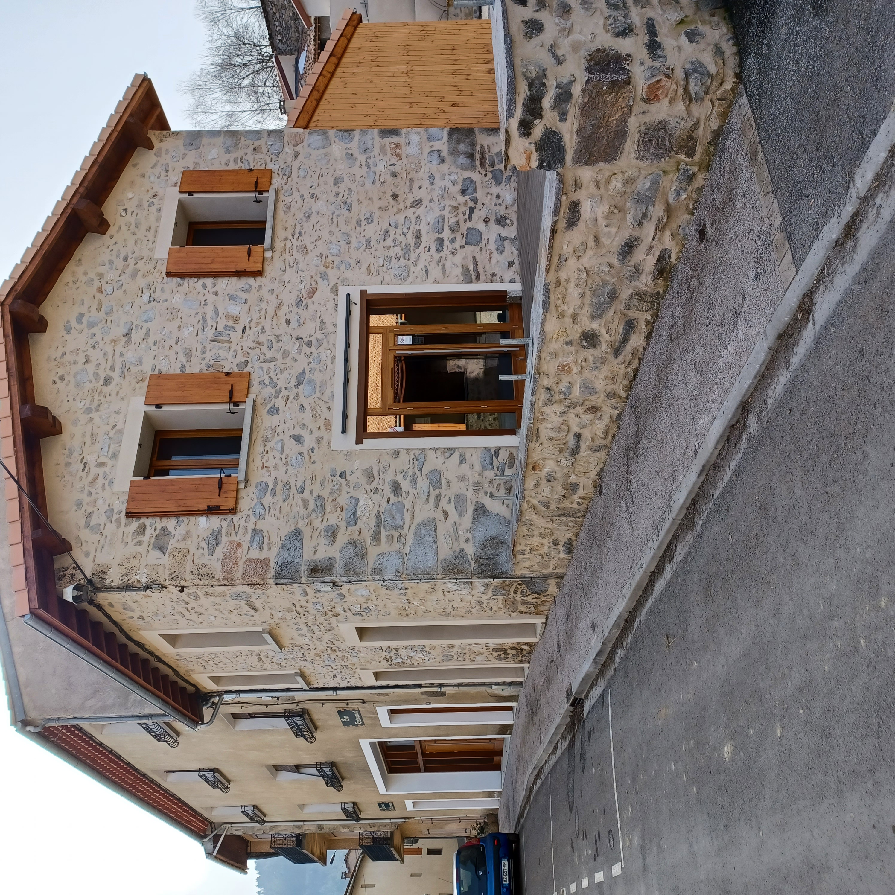 Café-Restaurant-Dépôt de pain-Services à louer à ROQUEFEUIL (300 habitants) dans l’Aude. Situé à l’ouest du département dans le piémont Pyrénéen à 30 km d’Ax les Thermes, 27 km de Quillan, 20 km de Lavelanet, 70 km de Carcassonne et 48 km de Foix.
Roquefeuil (altitude moyenne 1000 m) est un environnement agricole et d’élevage sur un plateau très touristique (randonnée, parapente, cyclisme sur route, cyclotourisme, château cathare, ski, etc.).
Cet établissement avait été tenu par un couple qui a arrêté au bout de 7 mois d’exploitation pour raison personnelle. Établissement entièrement équipé et neuf appartenant à la municipalité. Possibilité d’exploiter également des gites au R+1 et R+2 dans le même bâtiment. Licence IV (unique de la commune), matériels, et murs appartenant à la commune.
La Commune recherche un preneur pour une concession afin de proposer et développer des services (dépôt de pains, journaux, relais colis, animations, etc.), le bar et une restauration à une clientèle locale, professionnelle, et touristique (camping 3 étoiles dans la commune). 
Surface totale : 
Salle de bar : 45 m²
Salle restaurant : 74 m²
Réserve : 21 m²
Cuisine équipée et sa réserve : 20 m²
Locaux sociaux : 6  m²
Toilettes handicap : 2.2 m²
Terrasse bois extérieure : 42m²

Possibilité de logement au dessus de l’établissement : 
R1 : 130 m², R1 : 50 m², R2 : 130 m²
Prévoir un budget minimum pour la trésorerie et le besoin de fond de roulement. 
Des aides sont mobilisables au niveau de la commune et du département.

Les candidats seront sélectionnés sur présentation d’un dossier de candidature puis auditionné devant un jury.
Le dossier doit être retiré sur demande (par téléphone ou  mail).
Le dossier doit être adressé par courrier à la Commune : 75 Grand Rue 11340 Roquefeuil 
ou par mail à mairie.roquefeuil@orange.fr  .
Contact : 06.85.93.11.05
