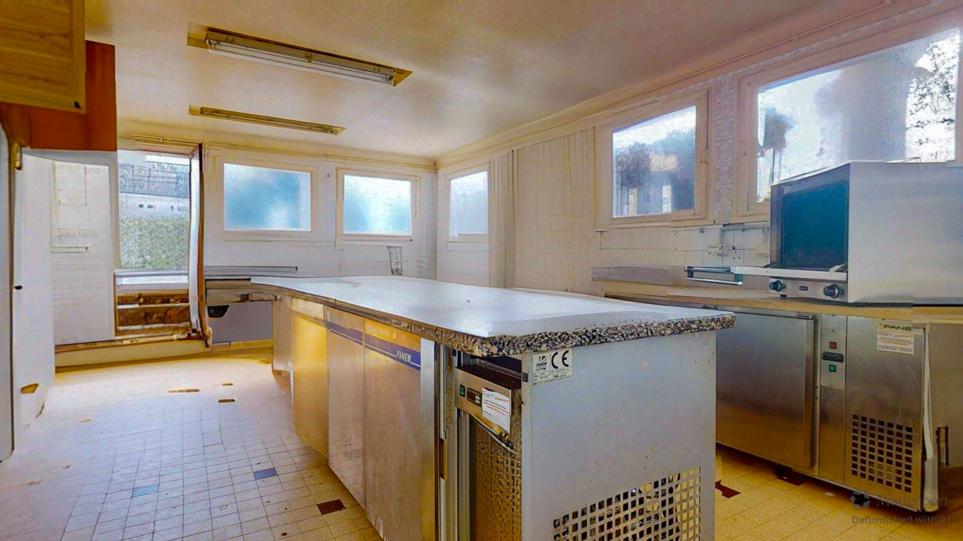 Local commercial – Ancienne boulangerie à reprendre  

Village historique - Canal de Berry – Axe passant  

Situé en angle d’immeuble, le bâtiment est traversant et bénéficie d’une triple exposition exceptionnelle entre la rue Pierre Loyau (rue principale du village), la rue du Cher et les bords du Canal de Berry. L’arrière du local donne directement sur le canal, offrant un cadre agréable et exploitable selon le projet.  

Au rez-de-chaussée, sur rue principale, anciennement exploité en boulangerie, le local développe une surface totale d’environ 122 m².  

Il se compose de :  
une pièce commerciale / boutique, un local de rangement, une pièce cuisine / laboratoire, une arrière-cuisine, des toilettes, un local technique.  
L’ensemble est fonctionnel et permet une reprise en boulangerie, snacking, restauration rapide, petite restauration ou toute autre activité alimentaire compatible.  

Historique:  
La boulangerie a cessé son activité principale suite au départ à la retraite, il y a un peu plus d’un an, des exploitants en place depuis plus de 20 ans. Deux locataires se sont ensuite succédé sans réelle dynamique commerciale.

Environnement & potentiel:  
Le village, calme en période hivernale, bénéficie de forts atouts touristiques le reste de l’année. Cette charmante cité médiévale, historiquement marquée par le passage de Jeanne d’Arc, attire depuis plusieurs années un tourisme régulier, en augmentation.  

Depuis début 2025, le village est desservi par "l’itinéraire de l’autoroute du vélo”, avec un arrêt direct sur la commune, renforçant la fréquentation :  
cyclotouristes, familles, visiteurs de passage, clientèle en recherche de pauses, restauration rapide ou halte gourmande.  

La clientèle est majoritairement familiale, avec un temps de visite long (pauses, repas, voire nuitées).  

Proposition de reprise:  
Le local nécessite une remise aux normes électriques. Dans ce contexte, nous proposons une période de gratuité de loyer suivi d'un loyer évolutif afin de faciliter la reprise d’activité et d'accompagner le porteur de projet dans sa phase de lancement.