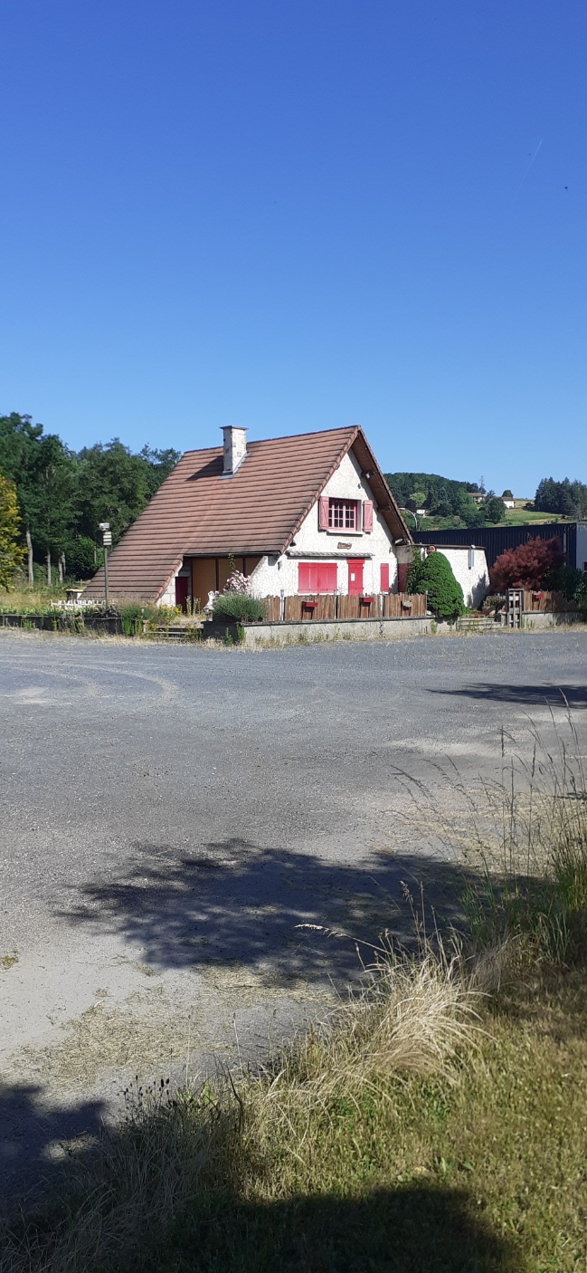 À louer, charmante auberge située sur un axe passant d’Ambert, disposant d’un grand parking et d’une jolie terrasse !

Terre de forêt et d’activités de pleine nature, le territoire de la Communauté de communes Ambert Livradois Forez offre un accueil de qualité et un cadre de vie très agréable. Le territoire est structuré autour de la ville d’Ambert (7 000 habitants), de communes dites de centre-bourgs et de communes plus rurales. Il offre un accueil de qualité et un cadre de vie très agréable, disposant d’établissements scolaires, de services petite enfance, de professionnels de santé et de nombreuses activités de pleine nature.


Située sur un axe stratégique (RD 906) et dans une zone d’activités et de commerces en développement, il vous est proposé de reprendre en location gérance La Jasserie, une auberge pleine de potentiel. Elle est située face à la piscine et au camping, à côté d’une salle de sport et à proximité des commerces et industries. Elle est également facilement accessible pour les routiers et disposer d’un grand parking pour les accueillir.


L’auberge se compose de plusieurs espaces aménagés et fonctionnels :
     - Au rez-de-chaussée, 2 salles de restaurant et un bar, de sanitaires et d’un espace cuisine
     - Un espace restauration en mezzanine
     - Une terrasse extérieure
     - Un très grand parking facile d’accès le long de la RD 906

Cette auberge, connue sur le secteur, possède une réelle capacité de développement du fait de sa situation (routiers, menus ouvriers, repas à thème le week-end).

Loyer : 960 €/mois

Le début de l’activité est envisagé dès que possible.

Les candidatures devront comporter :
     - Un CV du/des repreneur(s) indiquant vos diplômes et votre/vos expériences
     - Une lettre d’intention précisant vos motivations, vos perspectives pour développer l’activité
      - Votre apport personnel pour disposer d’une trésorerie de départ
     - Tout autre élément qui vous paraitrait judicieux pour valoriser votre candidature

En zone de revitalisation rurale (ZRR), toute reprise de commerce bénéficie d’une exonération fiscale totale durant 5 ans, puis dégressive dans les années suivantes. Il est possible d’être accompagné techniquement et/ou financièrement par le Réseau Initiative, France Active, le Parc Livradois-Forez, la CMA, la CCI ou la BGE. Il existe également une aide destinée aux petites entreprises du commerce, à l’artisanat et aux services avec points de vente, en co-financement entre la Communauté de communes Ambert-Livradois-Forez et la Région Auvergne-Rhône-Alpes