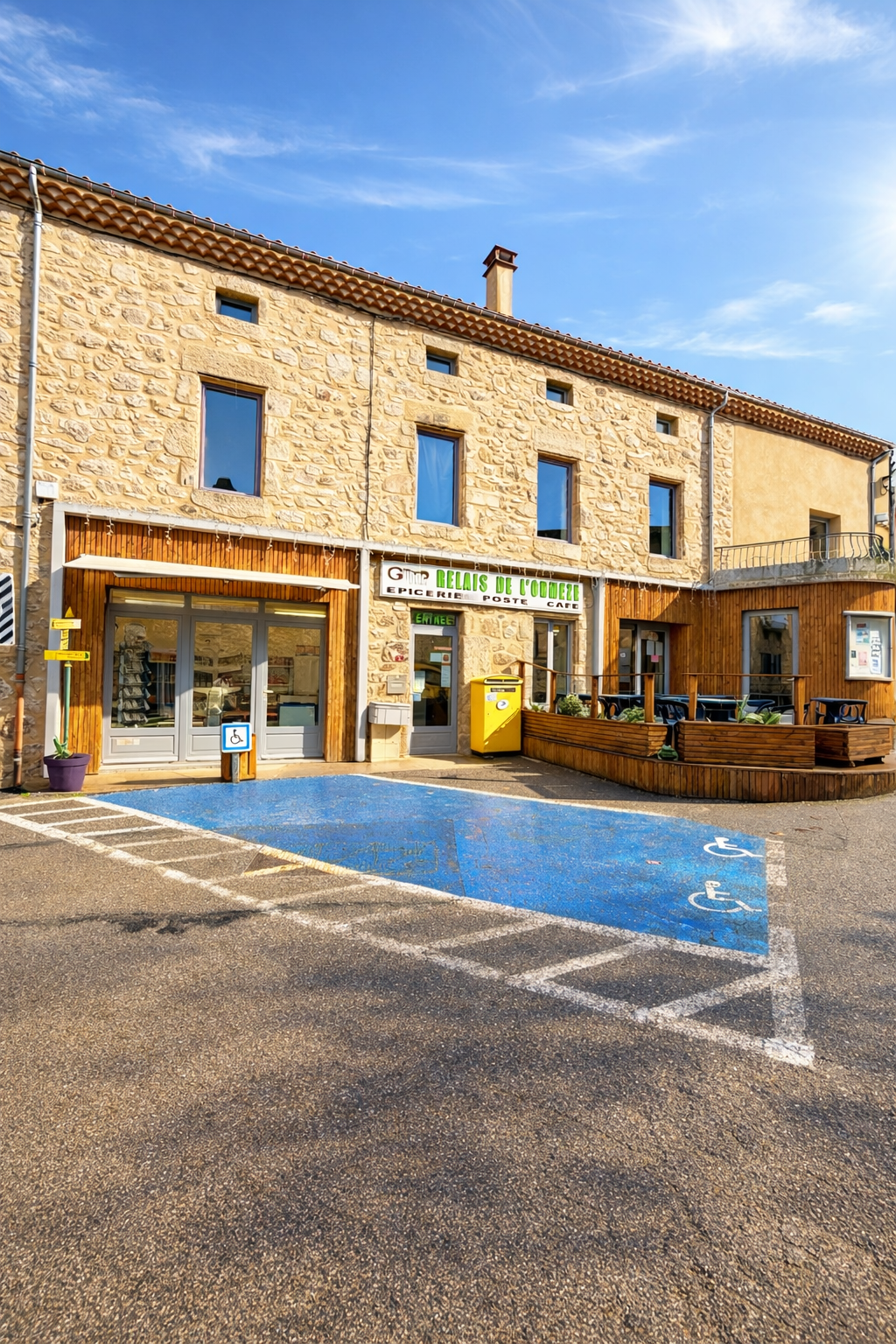 À vendre fonds de commerce multiservices incontournable dans la vie locale, bénéficiant d’une clientèle fidèle et d’un fort potentiel de développement. Cause de départ en retraite au 31/08/2026. Locaux entièrement rénovés en 2012. 
Activité idéale pour un couple ou une personne souhaitant s’investir dans un commerce de proximité polyvalent.

Situé dans un village vivant avec :
- Boulangerie
- Marché hebdomadaire le dimanche
- École primaire
- Passage du bus scolaire pour collège et lycée 

Activités actuelles :
- Épicerie (produits de première nécessité, produits du terroir)
- Bar avec débit de boissons – Licence IV détenue par la mairie, nécessitant une formation. 
- Possibilité de créer une restauration sur place
- Coin presse (hebdomadaires locaux)
- Relais colis (Chronopost/Pick up)
- Services : photocopies, télécopies, accès internet, impressions
- Agence postale communale rémunérée par la mairie (revenu complémentaire)

Locaux :
- Rez-de-chaussée complet dédié à l’exploitation
- Deux pièces à l’étage
- Partie nord du premier étage à usage privatif et stockage
- Cave sous la partie nord du bâtiment
- Terrasse extérieure

Conditions :
- Murs appartenant à la mairie
- Loyer à définir avec la mairie
- Commerce clé pour la vie du village
- Fort potentiel de développement (restauration, animations, services…)

Affaire saine, idéale pour projet de reconversion ou installation en milieu rural avec qualité de vie.