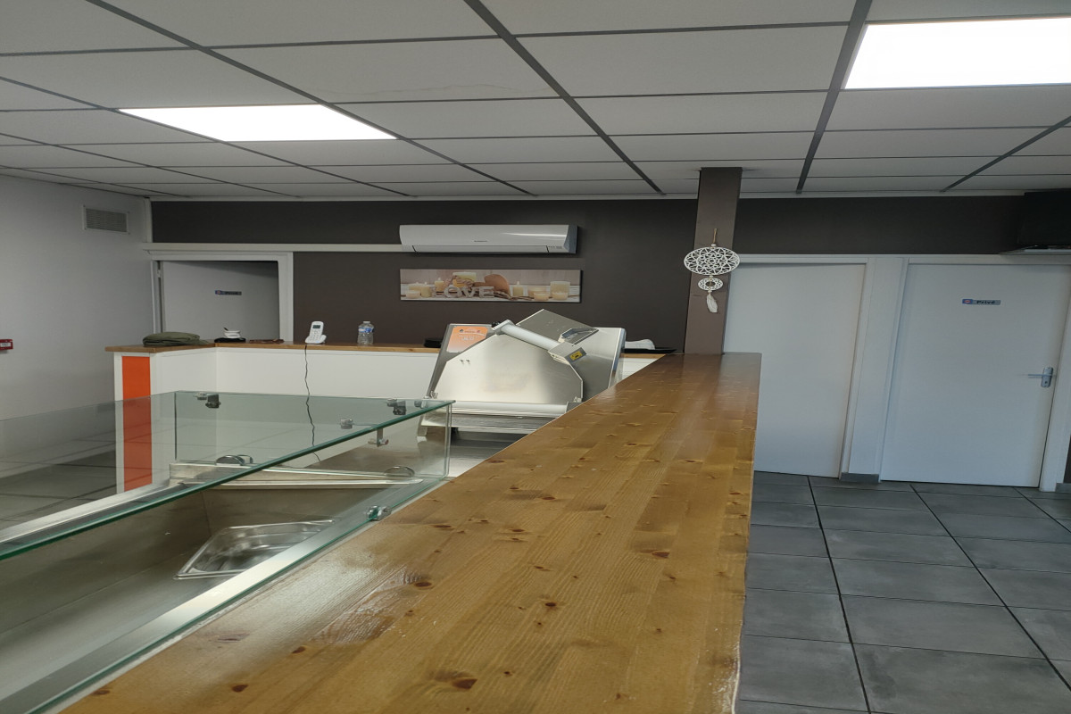 Vend pizzeria à emporter (ancienne station service) à Reignac 16360 entre Angoulême et Bordeaux à proximité de la national 10.
Entièrement équipée + réserve+plonge+WC  .
Elle fait 55 M2.