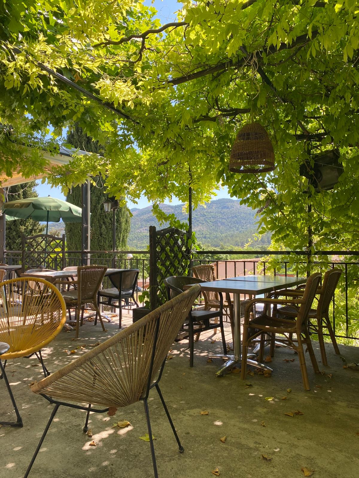 A vendre pour cause départ à la retraite, Fonds de Commerce situé sur la commune dynamique de MEZEL, à 15 minutes de la préfecture des Alpes de Haute Provence.
La Brasserie dispose d’un emplacement privilégié situé au cœur du village avec divers parking gratuits à proximité.
L’établissement est entièrement équipé dont un four à pizza et propose 20 couverts en salle et une belle terrasse ombragée extérieure de 60 places.
Au sous-sol le local dispose de 2 caves et à l'étage un appartement T3 à rafraîchir.
Licence IV.
Clientèle du secteur fidélisée, et fort passage en saison (route du lac de Sainte Croix et des Gorges du Verdon).
Idéal pour un couple.
Belle affaire, saine, à fort potentiel.
Bail 3/6/9, Loyer faible de 690 euros/mois.
Prix : 75 000 euros