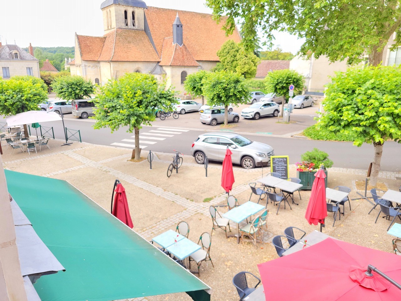 Situé dans un charmant village dynamique de la vallée de la Claise, fonds de commerce de pizzeria – bar apprécié de la clientèle locale et touristique.

L’établissement dispose d’un cadre chaleureux et fonctionnel :

- 25 couverts en salle + 14 places au bar
- 50 places en terrasse + cour permettant des couverts supplémentaires
- Matériel récent, aucun investissement à prévoir
- Loyer : 950 € / mois

Clientèle fidélisée de locaux et touristes. Ouverture actuelle 4 jours par semaine, midi et soir (fermeture dimanche, lundi et mardi).

Profil idéal : couple ou professionnel(le)s de la restauration souhaitant reprendre une affaire clé en main avec potentiel de développement.

Atouts :

- Outil de travail immédiatement opérationnel
- Clientèle établie et régulière
- Emplacement attractif sur la place du village, à proximité d’un centre médical et des écoles
- Equilibre vie pro / vie perso
- Possibilité de développement du CA en augmentant l’amplitude horaire

CA 2024 190k€ / Résultat net 65k€ / EBE 65k€ (actuellement en entreprise individuelle donc rémunération du dirigeant non déduite).

Prix de cession du fonds de commerce : 40 000 €
