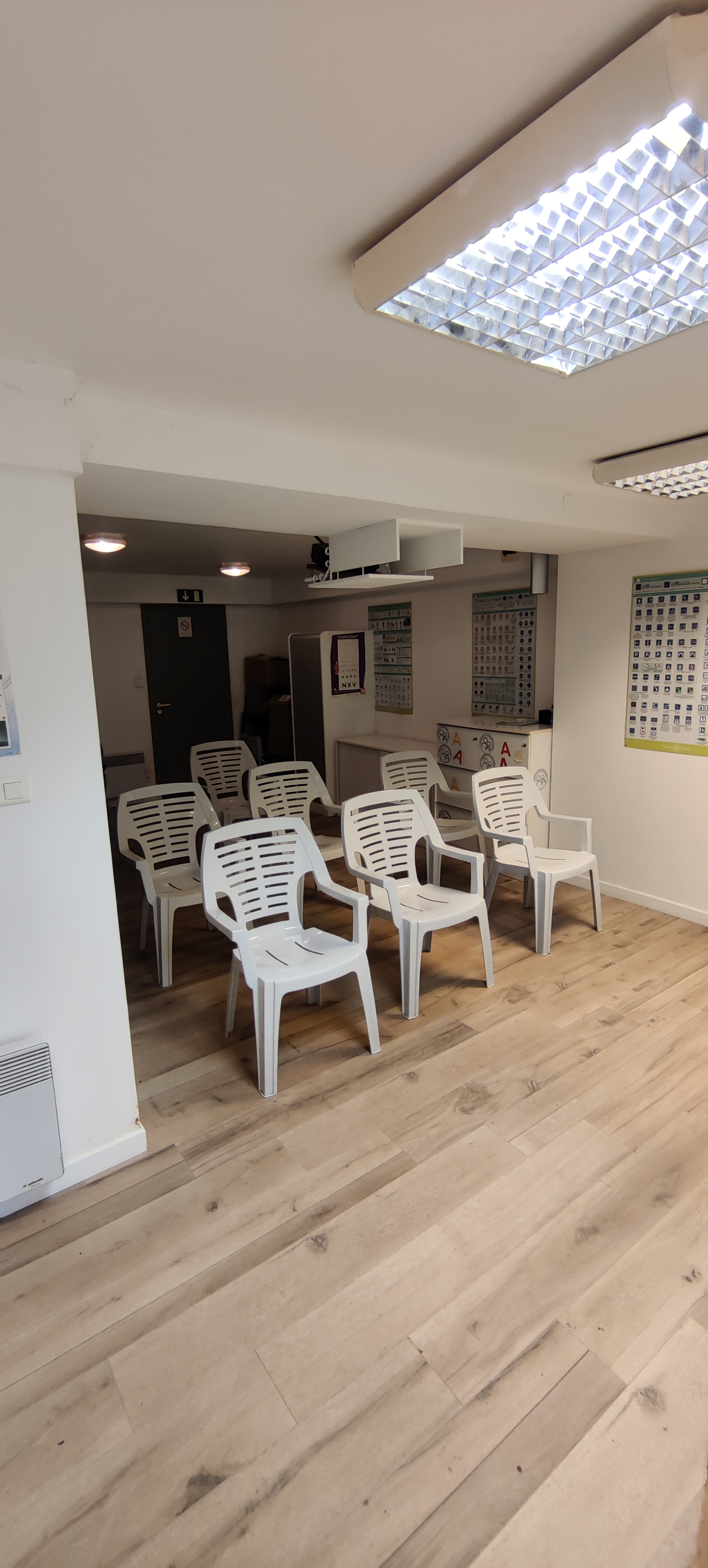 Auto-école basée à Douarnenez et Audierne, créée en 2017.
4 véhicules : 3 Peugeot 208 boite manuelle et 1 Citroën C3 boite automatique
3 associés/ gérants actuellement. 

Dans le cadre du départ à la retraite d’un des associés (1/3 des parts), celui-ci cède ses parts pour 30 000 euros représentant 1/3 des capitaux propres.
Actuellement 1 des associé/gérant travaille sur Audierne et les 2 autres (dont le cédant) sur Douarnenez.

2 concurrents sur le Cap Sizun et le pays de Douarnenez. 

Très bonne situation du local commercial (Bail 3/6/9) à Douarnenez (1 bureau d’accueil, 1 salle de code + sanitaires), visibilité et parking gratuit à proximité immédiate. Local accessible aux personnes à mobilité réduite.

Situation financière saine et stable. Bonne rentabilité.
Rémunération annuelle des gérants  entre 30 et 35000 euros.

Pas sérieux et agences, s'abstenir.