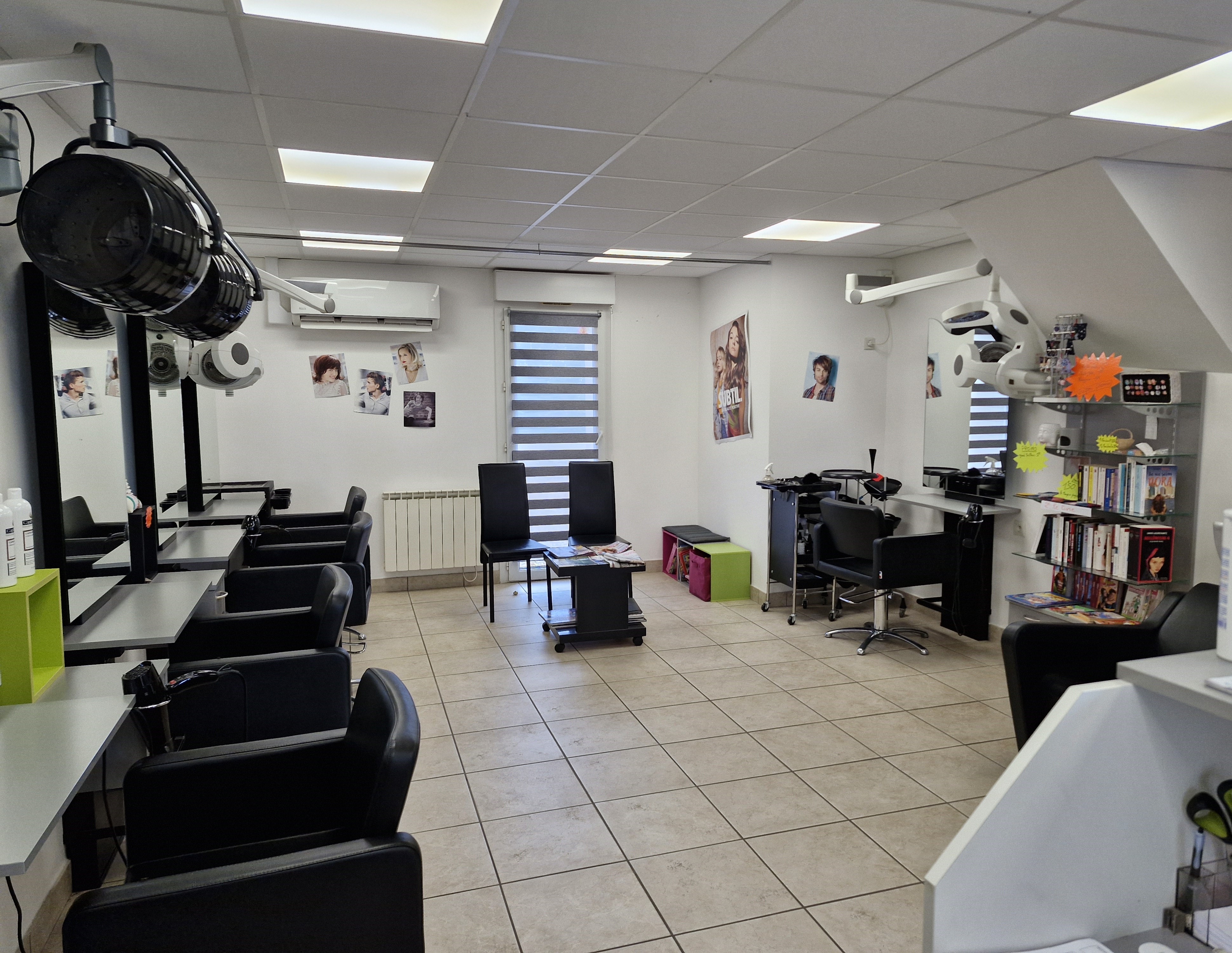 Entre Laval et Chateau Gontier, dans un commerce dynamique à Villiers charlemagne, avec d'autres commerces, je vends mon fonds de commerce salon de coiffure.
Ce salon dispose de 2 bacs à shampooing, 5 postes de coiffage, un coin caisse, une réserve, un wc, sur une surface de 60m2.
Mobiliers, bacs et poste de coiffage sont récents, aucun travaux à prévoir, petit loyer, bonne clientèle fidèle. La climatisation est récente.
Mobilier + fonds de commerce + matériels  = 48 000 €
1 fois par mois présence d'une esthéticienne.
1er contact par mail SVP

Le salon et les clients n'attendent que vous