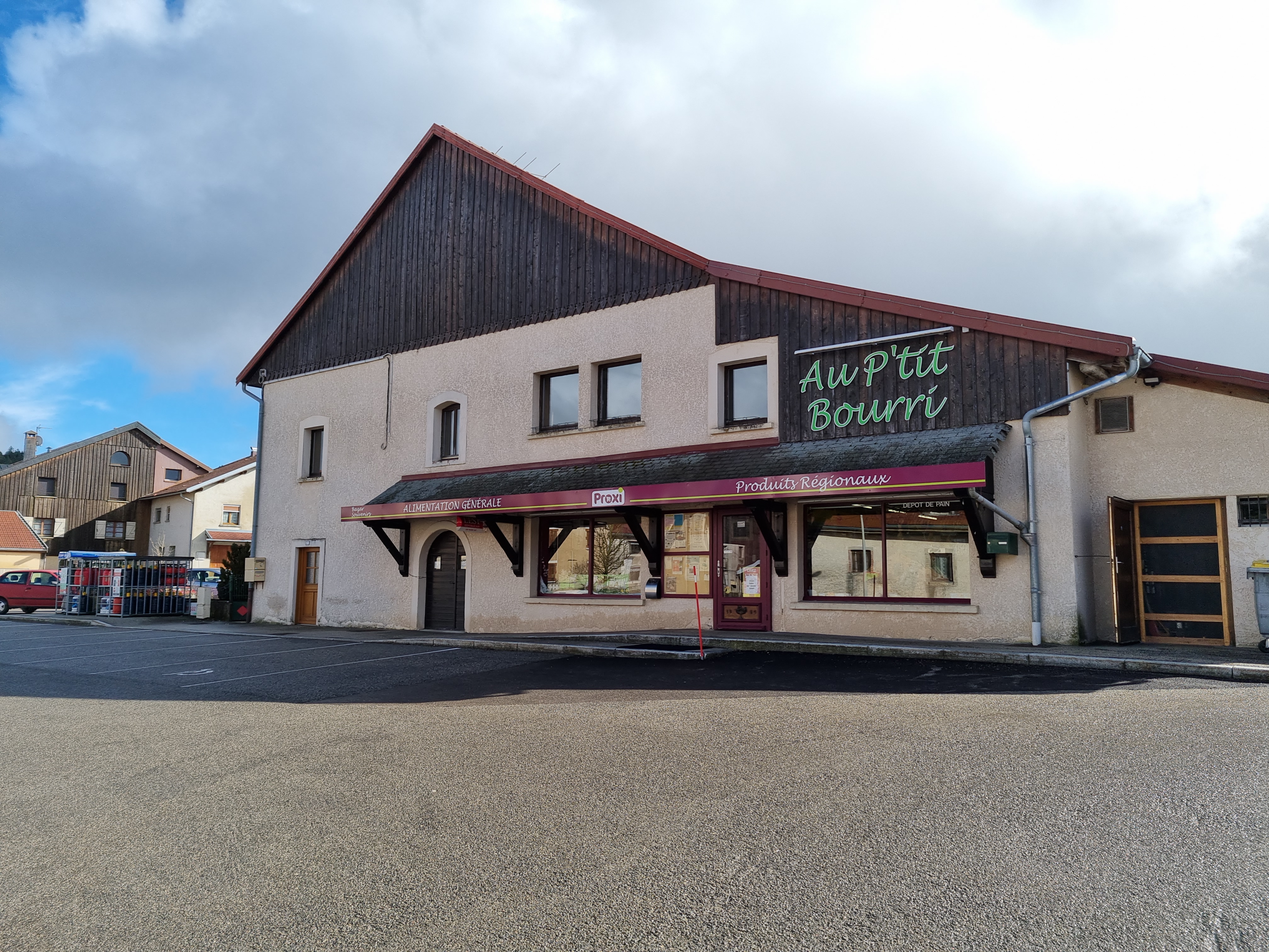 A vendre fond de commerce superette Proxi situé au centre du village de LES FOURGS dans le Haut-Doubs.

Ce village de moyenne montagne (1100m d'altitude) situé à moins de 3 kms de la frontière Suisse, sur un axe très fréquenté, dispose d'une station de ski familiale avec domaine skiable (Alpin et Fond),  école, crèche, bibliothèque, poste, office du tourisme, boulangerie-pâtisserie, restaurants, location de skis,...


Le magasin d'une surface de 150m² dispose d'une large gamme de produits d'alimentation générale :
- produits surgelés,
- espace fruits et légumes,
- produits frais, 
- produits régionaux,
- droguerie , bazar, 
- souvenirs,
- dépôt de gaz, 
- dépôt de pain, 
- rayon fromage et charcuterie à la coupe,
- café à l'emporter / sur place,
- journal quotidien,
- distributeurs de produits vrac,...


Ce commerce bénéficie également d'un espace bureau avec rangements, d'une réserve de 40m², ainsi qu'un grand parking (public).