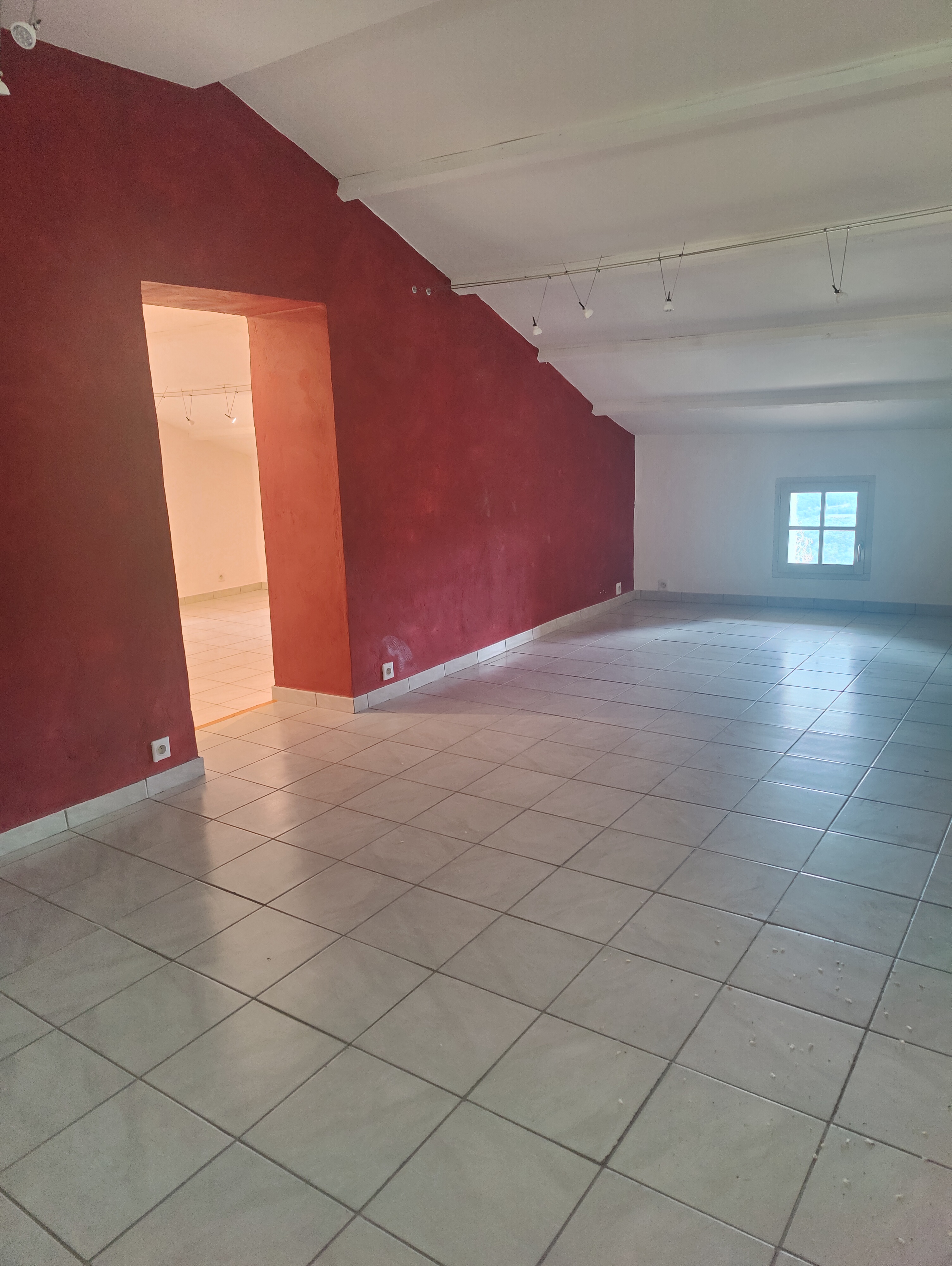 Au cœur du Village de Bargème l’un des « Plus Beaux Villages de France », la Municipalité propose à la location idéalement pour un Artiste, une maison de village sur 3 niveaux de 100 m2 non meublée comprenant :

- Au Rez-de-chaussée : Atelier de 40 m², 1 garage. 
- Au 1er étage : appartement deux pièces : cuisine, séjour, 1 chambre, salle d’eau et W.C. 43 m2 env. 
- Au 2ème étage : 3 salles d’exposition 55 m2 env. + jardinet

700 € sans les charges (Eau et électricité à la charge du locataire,) 

Pour plus de renseignements contacter la Mairie de Bargème du Lundi au Vendredi (sauf mercredi fermée).