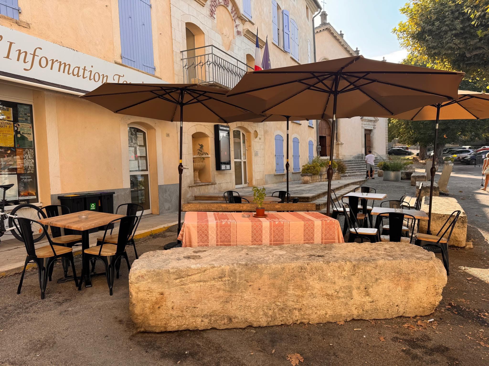 À saisir, fonds de commerce de pizzeria – restaurant avec licence III, situé à Mane (04300), charmant village de caractère des Alpes-de-Haute-Provence, proche de Forcalquier.

⸻

✅ Les atouts du commerce :
	•	Chiffre d’affaires en forte croissance : plus de 182 000 € TTC réalisés depuis l’ouverture en juin 2024.
	•	Bail avantageux : loyer seulement 475 €/mois + 40 € charges.
	•	Terrasse d’été (≈ 15 m²), très appréciée de la clientèle.
	•	Licence III + licence restaurant déjà en place.
	•	Dérogation ERP accessibilité validée, aucun gros travaux à prévoir.
	•	Matériel complet inclus (four, équipements, mobilier).
	•	Base de données clients de plus de 800 contacts incluse dans la vente.
	•	Conservation du numéro de téléphone actuel, déjà connu de la clientèle → continuité immédiate.

⸻

👨‍🍳 Activités actuelles :
	•	Pizzeria sur place et à emporter.
	•	Service de bar : bières, vins, softs.
	•	Viennoiseries et pain le matin, très apprécié par les habitants.
	•	Clientèle locale fidèle et touristique régulière.
	•	Concept facilement transformable en bar à pâtes / vins / bières pour diversifier davantage.

⸻

📈 Opportunité idéale pour :
	•	Un couple ou un professionnel souhaitant s’installer dans un cadre de vie agréable.
	•	Une personne voulant reprendre une affaire clé en main, avec fichier clients et communication existants.