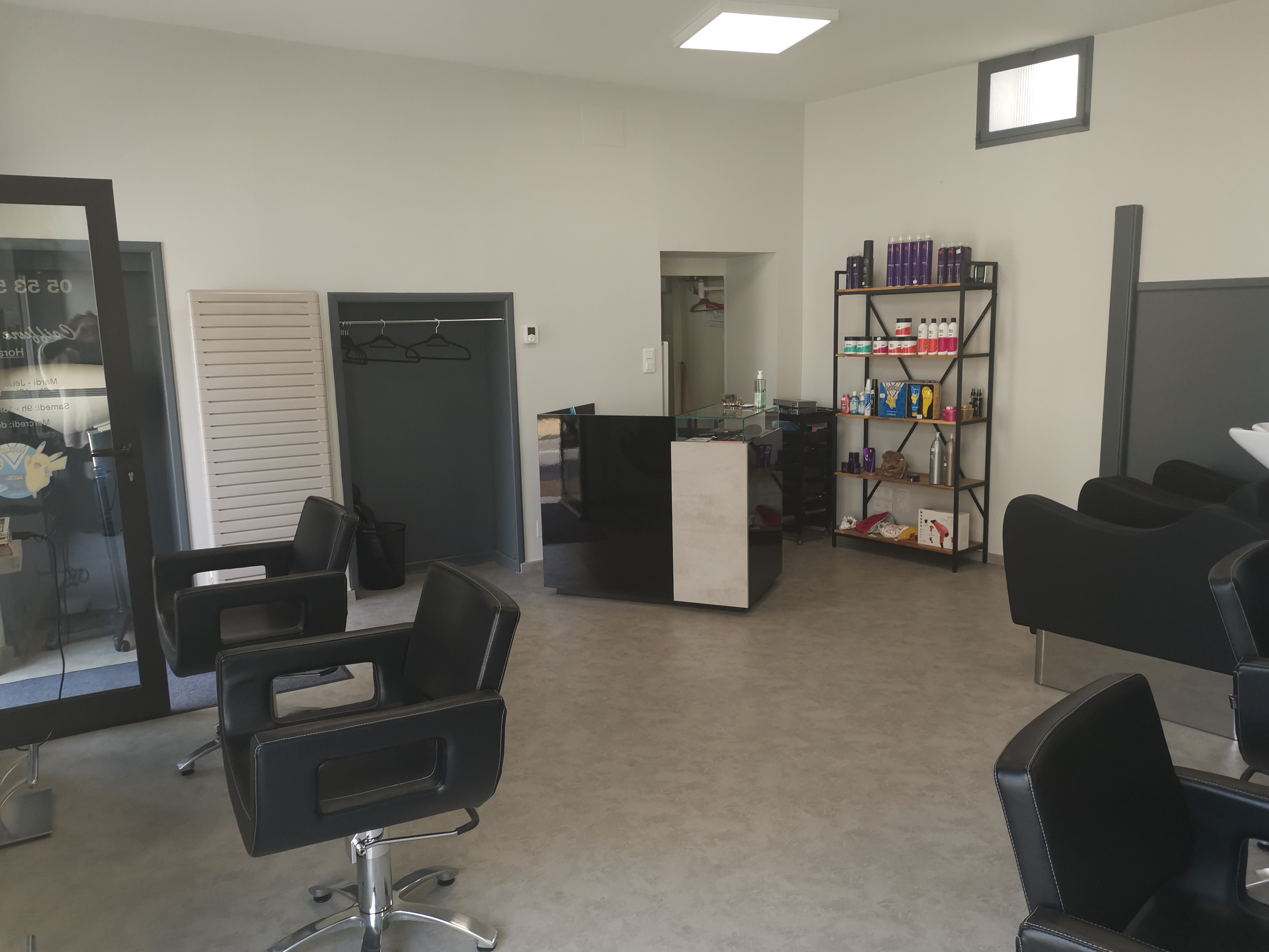 Salon de coiffure mixte avec un côté femme équipé de 2 bac massant éligible contre les TMS (trouble musculo squelettique) 4 poste de coiffage et un côté homme avec un bac et un poste de coiffage matériel et peinture neuf (décembre 2021).
Très bon résultat comptabilité sur demande vendu pour causse de santé