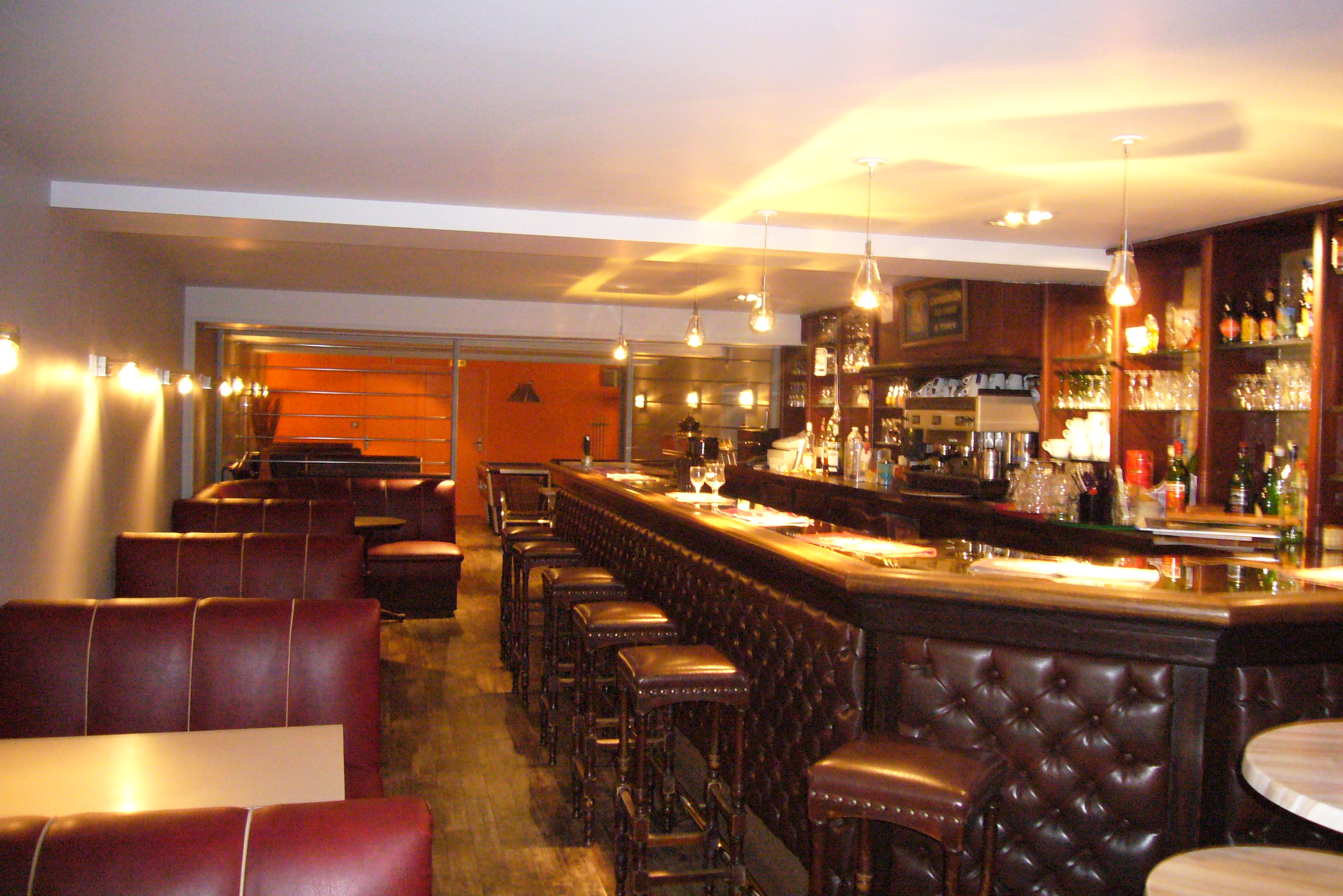 A vendre fond de commerce Bar-Brasserie situé en plein centre ville avec une  belle terrasse ensoleillée.  Grand logement de fonction (3 chambres) ainsi qu'un jardin clos.