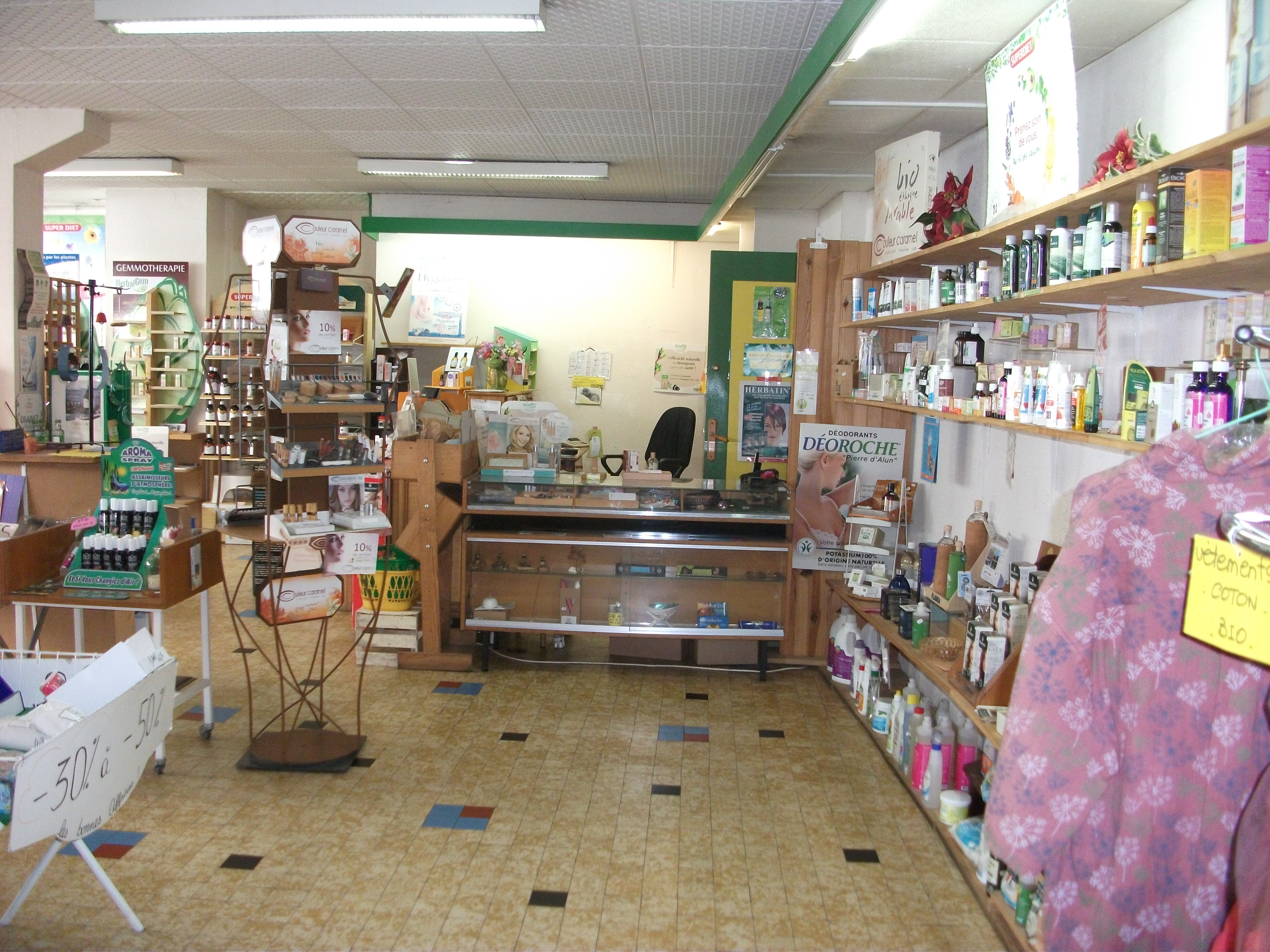 Vends FDC BIO pour cause départ en retraite, à SOUILLAC, dans cette belle et agréable région du LOT, proche des sites touristiques de SARLAT, PADIRAC, ROCAMADOUR, à 30 kms de BRIVE LA GAILLARDE.
Alimentation Bio, compléments alimentaires , produits de toilette , cosmétiques,  cadeaux ,produits d'entretien.....
activité complémentaire de  relais colis

Clientèle  locale fidèle + touristique
Bonne notoriété depuis sa création il y a 22 ans
Peut encore se développer
Belle situation en centre ville, quartier commerçant à coté de la place du marché- Stationnements gratuits

Beau local fonctionnel, clair, tempéré de 90 m²,  accessible aux handicapés, entièrement équipé pour l'activité
Bureau /réserve avec lavabo- fenètre- d'environ 15 m²- wc
Loyer intèressant

Accompagnement et formation possible

60 000 euro + stock