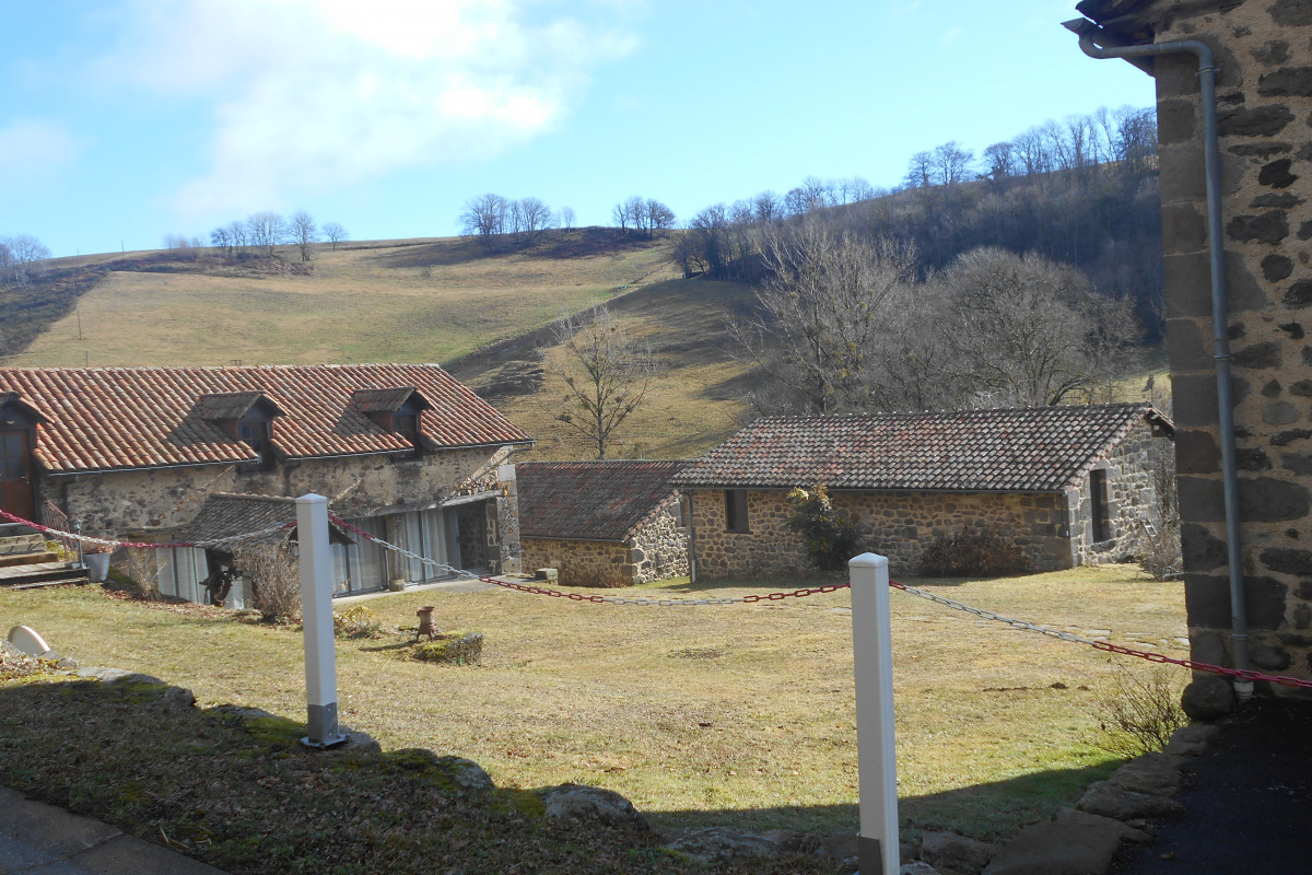 Belle propriété sur une superficie de 5000 m2, située dans un hameau , calme et tranquille, actuellement en activité de 5 chambres d 'hôtes.Le bien est composé d 'une maison principale et de trois bâtisses extérieures en pierres de style auvergnat authentique et confortable.
Maison principale : 3 chambres avec salle d' eau et toilettes individuels,salon, salle à manger avec cantou de 60 m2, cuisine récente de 35 m2 toute équipée,sous sol et cave, avec belle terrasse en pierre.
Une grange aménagée de 50 m2 avec rez de chaussée avec cheminée et cuisine d ' été, étage une chambre aménagée plus atelier attenant.
Un bâtiment abrite une chambre d 'hôtes de plein pied avec terrasse.
Un deuxième bâtiment abrite 2 chambres d ' hôtes en duplex avec terrasse.
Aucun travaux à prévoir, très belle affaire à poursuivre. 
Plus d' infos sur notre site  : louferradou.com