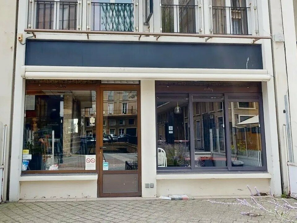 Fonds de commerce de restauration d’environ 70 m² à céder au Havre, à deux pas des Halles Centrales. L’établissement peut accueillir près de 40 couverts et dispose d’une cuisine professionnelle entièrement équipée d’environ 10 m² avec extraction professionnelle. Une cave en sous-sol assure un espace de stockage complémentaire et une terrasse privative complète l’ensemble. L’affaire bénéficie d’une Licence IV et se cède avec une reprise immédiate. Une reprise en location est également possible.

Surface totale : 70 m² (environ 40 couverts) avec cuisine professionnelle d'environ 10 m² et cave en sous-sol pour le stockage. Terrasse privative en complément.

Prix de cession du fonds de commerce : 113 000 €
Loyer annuel (option location) : 16 000 € HT HC
Charges annuelles : 1 800 €
Taxe foncière estimée : 2 000 €
Honoraires agence : 13 % TTC à charge de l'acquéreur

Annonce proposée par Pôle Implantation Commerce, service d'accompagnement des porteurs de projets commerciaux (réf. Ref076297).