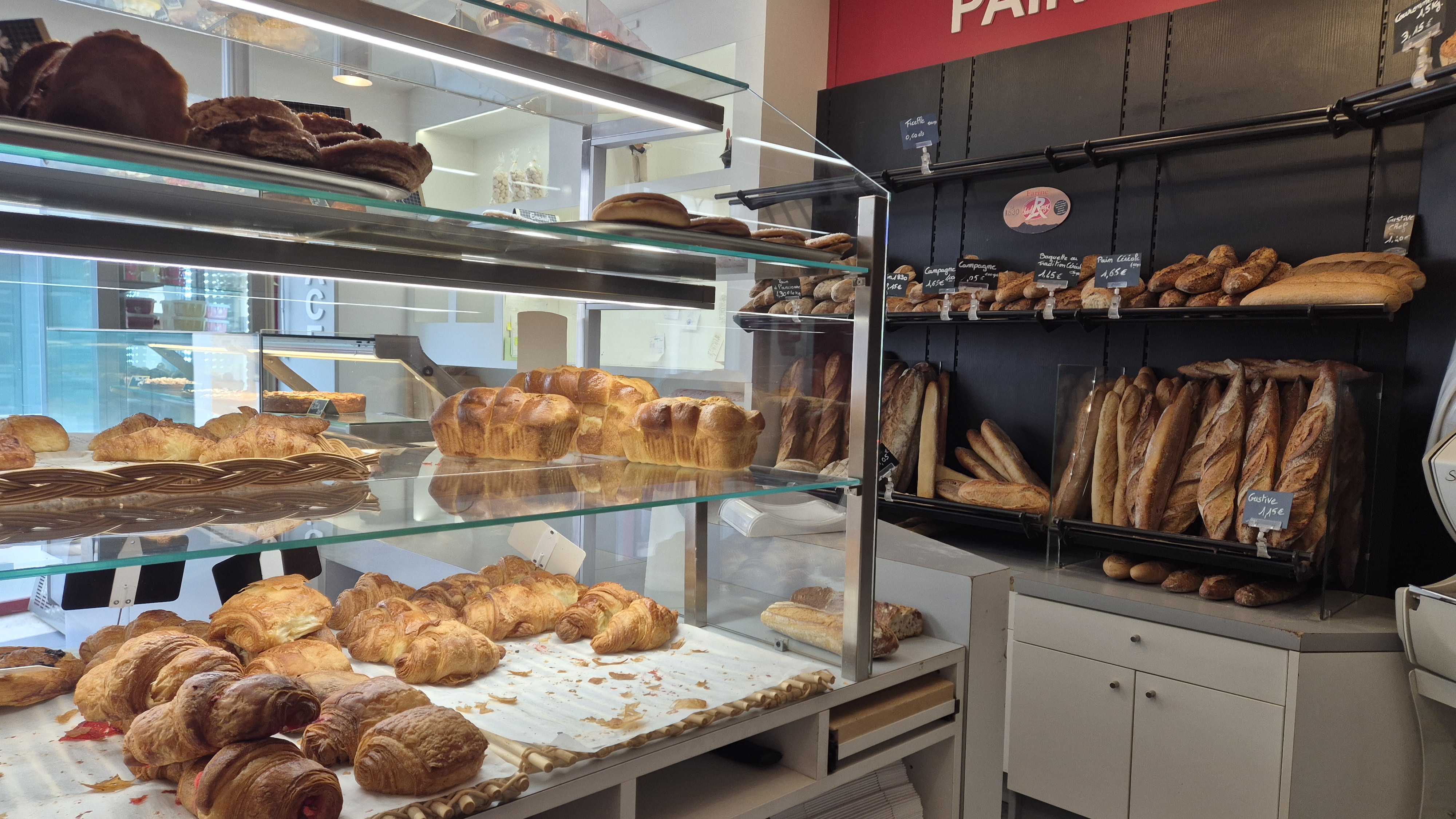 SAINT-GERMAIN-DES-FOSSÉS
- EMPLACEMENT STRATÉGIQUE SUR L’AXE PRINCIPAL

CESSION D'UN FONDS DE COMMERCE " BOULANGERIE-PÂTISSERIE".

👉Vous recherchez une boulangerie-pâtisserie saine, reconnue et immédiatement exploitable, avec une clientèle fidèle et un véritable confort de vie ?

👉Notée 4,6 sur 5 à partir de 111 avis sur Google et bénéficiant d'une page Facebook avec plus de 1.6k d' abonnés et recommandée à 96%, elle jouit d'une très bonne visibilité et d'une excellente réputation.

⭐️Cette affaire mérite toute votre attention⭐️

👉- LES POINTS FORTS
✅ Chiffre d’affaires 2025 : 395 000 €
✅ CA en progression
✅ Équipement complet
✅ Clientèle fidèle et diversifiée
✅ Emplacement sur l’axe principal
✅ Affaire saine et immédiatement exploitable
✅ Potentiel de développement
✅ Idéal pour un couple ou des professionnels

👉- UN VÉRITABLE PLUS :

L’activité est accompagnée d’un appartement qui sert actuellement de stockage .

👉UNE AFFAIRE À DÉCOUVRIR

Cette boulangerie-pâtisserie constitue une opportunité rare pour un professionnel souhaitant reprendre une activité existante, rentable et bénéficiant d’une clientèle fidélisée.

👉Dossier complet et informations complémentaires disponibles après un premier échange sérieux et confidentiel.

📞 Vous avez un projet de reprise ? Contactez-moi pour échanger sur cette opportunité et découvrir le dossier.

Prix : 284 000 € honoraires charge Vendeurs inclus
Référence annonce : MB-0439275435
DPE: Non soumis

Informations et visites : 06.08.16.16.11
sbuffet@meilleursbiens.com

Mandat Exclusif N°26642 : / Mandataire Immobilier Stéphane Buffet immatriculé au RSAC de CUSSET sous le numéro : 878 044 536