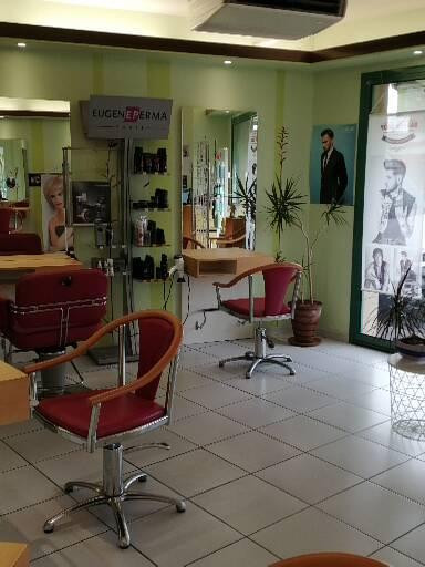Salon de coiffure avec 5 postes de coiffage. 2 bacs à shampooing. Une réserve. Le tout est en très bon état dans un village dynamique de 1800 habitants.