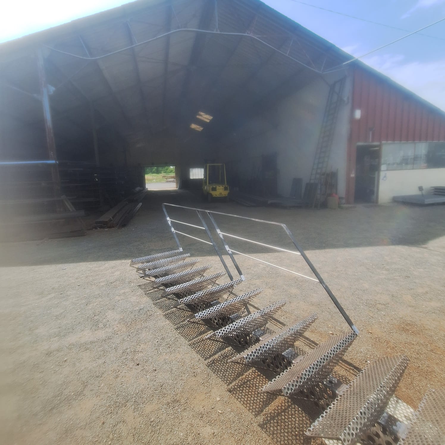 À vendre Chaudronnerie, métallurgie Atelier d’artisanat créé, il y a 18 ans, a  forte notoriété dans la région.
Clientèle de particuliers, professionnels, agriculteurs, viticulteurs, artisans, industriels (fromagerie des chaumes, carrières de Thiviers, rose d’or, châteaux, clientèle Anglaise…). Atelier polyvalent, complètement équipé avec petit matériel mais aussi guillotine, plieuse, poste à souder, scie à ruban, cintreuse, poinçonneuse ….
L’atelier se trouve dans l’enceinte d’un magasin de vente de Métal, quincaillerie, consommables, outillage, bien pratique d’avoir tous les matériaux nécessaires à prix préférentiels sur place.
Possibilité d’accompagnement de l’actuel gérant dans la passassion de clientèle.
EXONÉRATION DE LOYER DURANT 3 ANS (puis 2000€ TTC par mois)