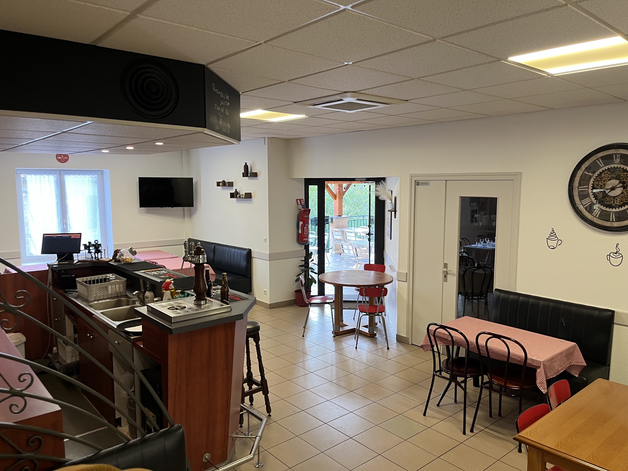 Cause départ de la région, cède fonds de commerce bar – restaurant – épicerie – dépôt de pain, situé en plein centre de Marchampt (69430), au cœur du Beaujolais.

UNE AFFAIRE OPÉRATIONNELLE, PRÊTE À EXPLOITER
Le commerce est actuellement en activité et tout est déjà en place pour travailler : espaces entièrement aménagés, mobilier, cuisine professionnelle, bar équipé, épicerie équipée et systèmes de caisse.

Le repreneur bénéficie ainsi d'un établissement déjà fonctionnel et peut poursuivre rapidement l'exploitation après réalisation des formalités de cession, sans avoir à aménager un local ou à créer l'activité de zéro.

UN ÉTABLISSEMENT DE 205 M²
Le commerce offre de beaux volumes avec :

Environ 60 places assises à l'intérieur
Une salle de restaurant indépendante d'environ 30 places
Une grande partie bar spacieuse et aménagée
Une grande terrasse couverte d'environ 20 places, donnant sur la verdure avec un cours d'eau en contrebas
Une épicerie entièrement aménagée
Une cuisine professionnelle séparée
Une chambre froide
Une grande réserve
Sanitaires
Accessibilité PMR
Climatisation réversible chaud/froid dans le bar, la salle de restauration et l'épicerie
Petit parking en face et grand parking à environ 50 mètres

L'intérieur du commerce a été entièrement repeint en mars 2026.

PLUSIEURS ACTIVITÉS RÉUNIES
Bar • Restaurant • Épicerie de proximité • Dépôt de pain • Vente à emporter
Le commerce est le seul bar et la seule épicerie de Marchampt.
Une Licence IV est mise à disposition par la commune, moyennant une redevance annuelle de 600 €.
Plusieurs services complémentaires peuvent également être développés. Des contacts et informations pourront notamment être transmis pour faciliter les démarches concernant FDJ, presse, colis, gaz…

TOUT L'ÉQUIPEMENT POUR TRAVAILLER
L'établissement est actuellement exploité et dispose de l'équipement nécessaire au fonctionnement de ses différentes activités.
Cuisine professionnelle : piano de cuisson avec four, friteuse double, hotte professionnelle, lave-vaisselle, équipements et mobilier inox, réfrigération/congélation, chambre froide…
Bar : comptoir entièrement aménagé, verrerie, mobilier et tireuse à bière fonctionnelle avec sanitation récemment refaite.
Épicerie : deux grandes vitrines réfrigérées, congélateur, cave à vin, nombreux rayonnages et mobilier de présentation.
Deux systèmes de caisse achetés neufs en avril 2026 sont compris dans la cession.
Les modalités précises concernant la reprise du reste du matériel seront communiquées aux candidats intéressés.
Un accompagnement lors de la reprise est possible afin de faciliter la transition : prise en main des systèmes de caisse, transmission des contacts utiles et fonctionnement général de l'établissement.

EMPLACEMENT & POTENTIEL
Marchampt est situé au cœur du Beaujolais et bénéficie du passage de cyclistes, randonneurs, touristes et visiteurs, en complément d'une clientèle locale régulière.
Le village accueille également plusieurs manifestations générant une fréquentation importante, notamment la Course de Côte de Marchampt, les conscrits et différents événements locaux.
Le commerce accueille également groupes et réservations.
L'épicerie et le dépôt de pain constituent par ailleurs de véritables services de proximité pour les habitants du village.

CONDITIONS
Loyer commercial : 480 € / mois + 5 € de provision mensuelle pour l'entretien de l'adoucisseur d'eau.
Bail commercial en cours depuis le 20 mars 2026.
Chiffre d'affaires communiqué sur demande aux candidats sérieux.
Possibilité d'une reprise rapide selon l'avancement des formalités de cession.

STOCK DE MARCHANDISES
Stock en sus du prix de cession, valorisé sur inventaire au moment de la reprise.

LOGEMENT POSSIBLE
Possibilité de louer séparément un logement communal entièrement rénové début 2026, situé à 200m du commerce, sous réserve de disponibilité et d'accord de la commune.
Loyer : 450 € / mois.
Un véritable plus pour un repreneur souhaitant s'installer dans la région.

PRIX DU FONDS : 18 000 € – NÉGOCIABLE
Cause de la vente : départ de la région.
Commerce actuellement en activité – reprise rapide possible.
Contact par téléphone, SMS ou messagerie.

Informations complémentaires, éléments financiers et renseignements sur la reprise disponibles pour les personnes sérieusement intéressées.