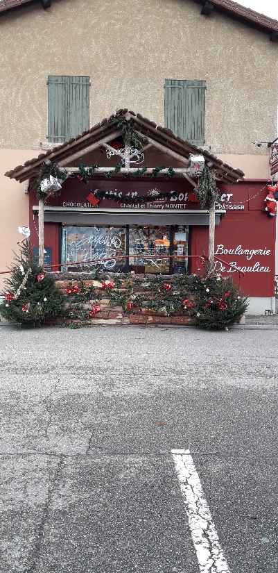 Vends fonds Boulangerie Patisserie de quartier en face d'un grand parc avec un parking de 60 places. Magasin de 40 m2 et fournil de 200m2 en excellent état. Maison de 1993 sans travaux avec 4 chambres.