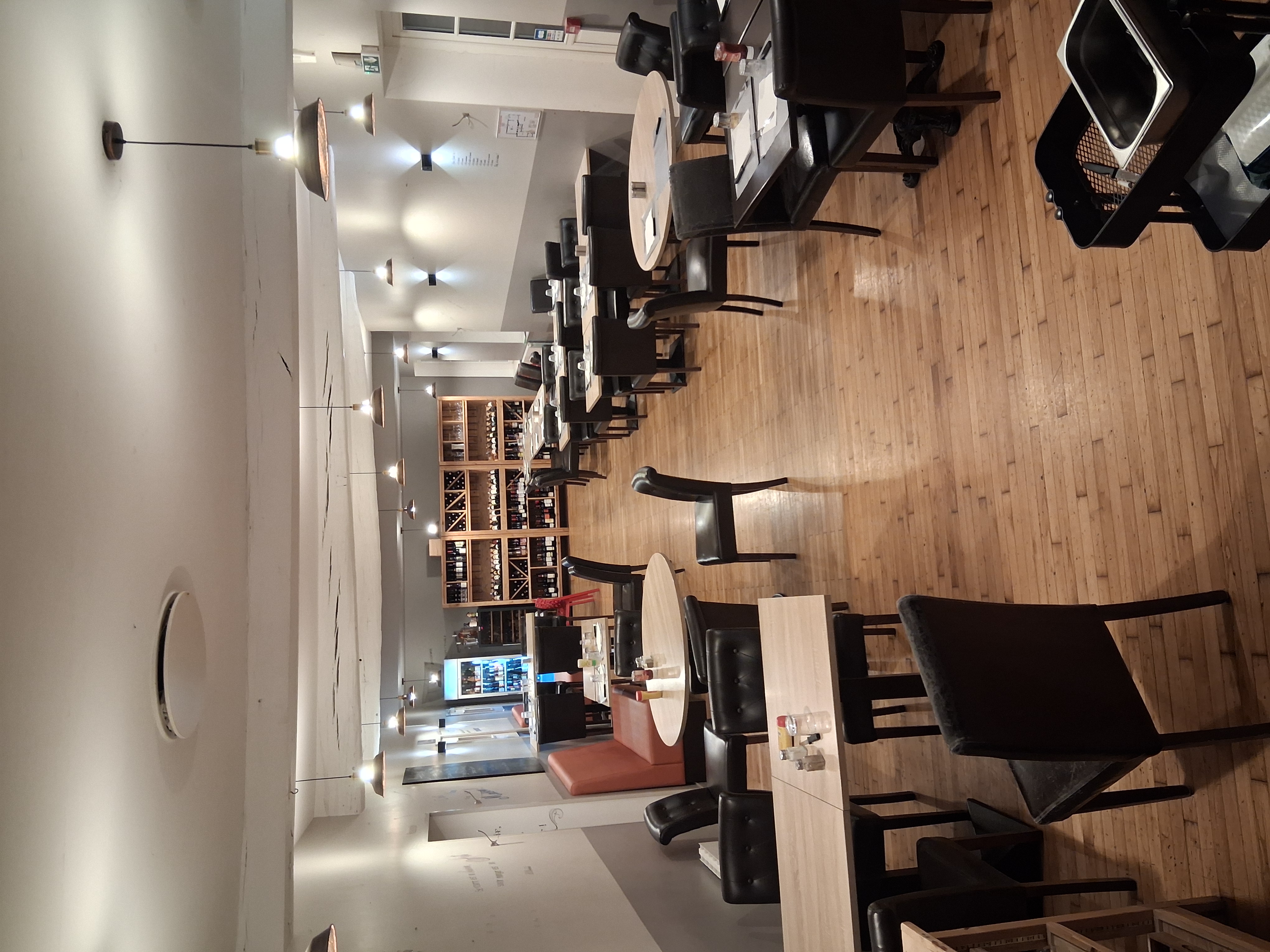 A vendre restaurant situé a vexin sur epte village très dynamique en face une église souvent fréquenté par des mariages autour pas mal de gite fort potentiels 14 commune autour 6000 habitants autour  chiffre affaire 2025 386000 euro résultats 75000euro est......