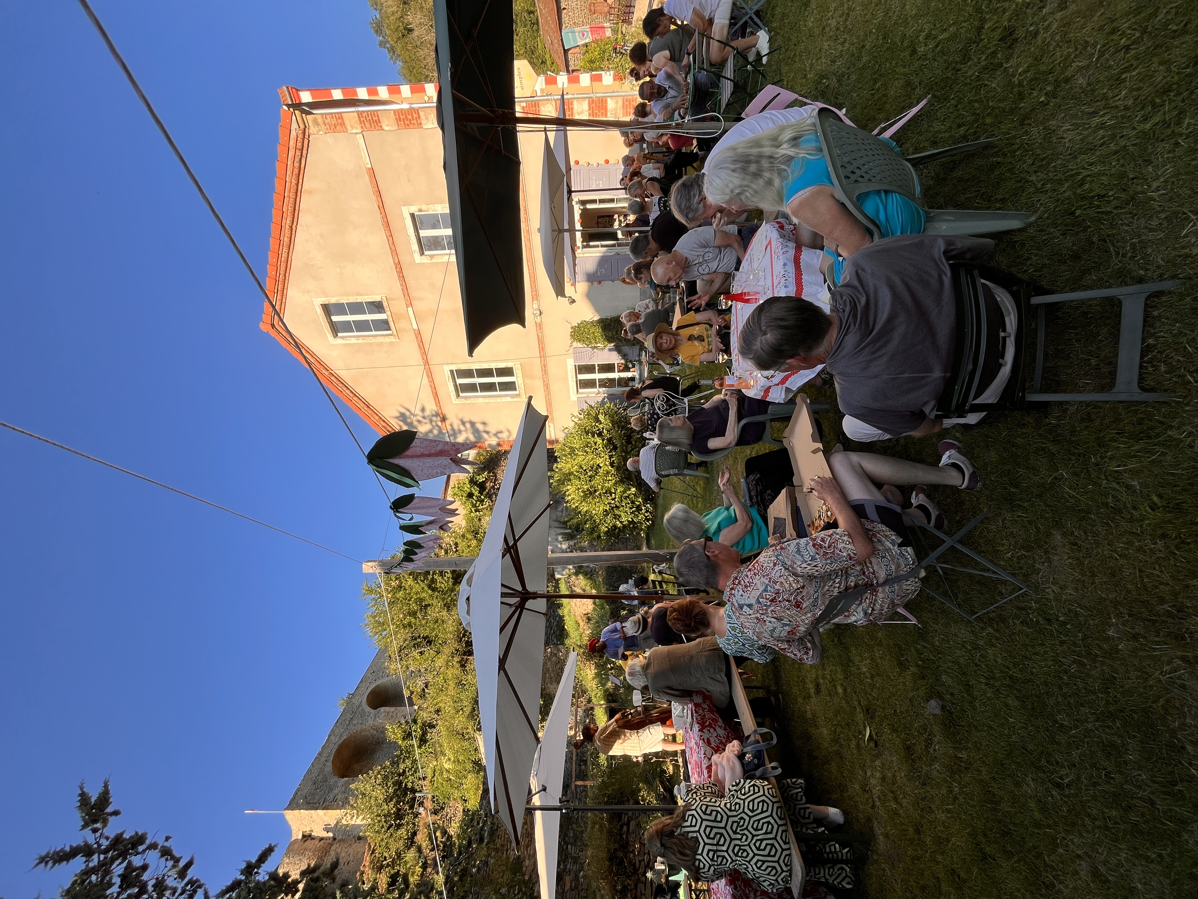 Café de village chaleureux et atypique, apprécié pour son ambiance conviviale et ses animations 
📍 Localisation : Auzon (Haute-Loire), charmant village médiéval entre Issoire et Brioude, labellisé “Petites Cités de Caractère”. La vie du village est rythmée par des temps forts annuels : Fête Rétro, Fête Médiévale, brocantes, marché de producteurs les jeudis soirs d'été.

🔎 Description du fonds
* Clientèle fidèle : locale, touristique et de passage
* Emplacement privilégié : au pied de la cité médiévale / bâtiment historique rénové par la municipalité / attenant à l'épicerie associative Au Panier d'Auzon / grand parking 
* Surface du local : salle 40m2 / cuisine 11m2
* Terrasse : grand jardin de 300 m2 pouvant faire office de terrasse et accueillir des événements (concert, spectacle)
* Licence : licence IV propriété de la mairie et incluse dans le bail 
* Matériel et mobilier inclus 
* Droit au bail : commercial 3/6/9 ans en cours – loyer mensuel 346 euros TTC incluant l’usage de la licence IV

💬 Points forts
✔ Belle réputation locale (note 4.7/5 sur Google, 5/5 sur Tripadvisor) ✔ Cadre pittoresque dans un village touristique
✔Grand jardin
  ✔ Clientèle régulière + événements réputés localement