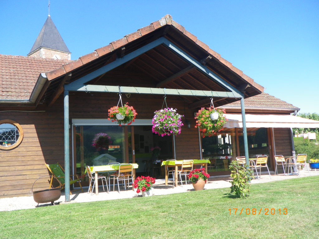 La commune d’Anglure-sous-Dun (71170) située à l’extrême sud du département de Saône-et-Loire et de la région Bourgogne recherche la future gérante ou le futur gérant du Relais des sapins, le bar-restaurant communal.
Anglure-sous-Dun, une petite commune, à proximité de Chauffailles et de La Clayette est dominée par le site de la ″Montagne de Dun″ qui offre un large panorama sur le Brionnais, pays de bocage et d’élevage de la race charolaise
Le Relais des sapins constitue le lieu de rencontre et d’animation du centre-bourg pour les habitants du village et les associations. Il compte, aussi, de nombreux habitués venus d’autres communes qui apprécient le cadre verdoyant qui l’entoure.
L'établissement, aux normes PMR, a une capacité d'environ 40 à 50 couverts. Il est entièrement équipé. Il ne comporte pas de logement. La salle du bar-restaurant est d’une superficie de 72 m² et l’espace cuisine de 17 m². L'exploitant disposera d'un espace privatif. 
Bar Licence IV -Loyer modéré - Bail commercial.
Nous attendons de notre futur(e) gérant(e) 
une approche chaleureuse référençant ce lieu comme un endroit convivial, un lieu de rencontres et d’échanges. 
Une participation active et un appui aux animations proposées par la commune et les associations.
La proposition d’une cuisine traditionnelle mais aussi avec une touche de fantaisie, voire d'exotisme, afin de satisfaire une clientèle un large éventail de convives 
La mise en place d'animations et notamment de concerts peut être proposéé.

Le profil recherché : 
Professionnel de la restauration préféré
Expérience souhaitée
Rigueur, motivation, dynamisme
Parfaite connaissance des réglementations en matière d’hygiène, de sécurité, des normes s’appliquant aux établissements de restauration ainsi que des obligations sociales

Cette proposition pourrait convenir à un couple (1 personne à temps complet + 1 temps partiel ou intermittente