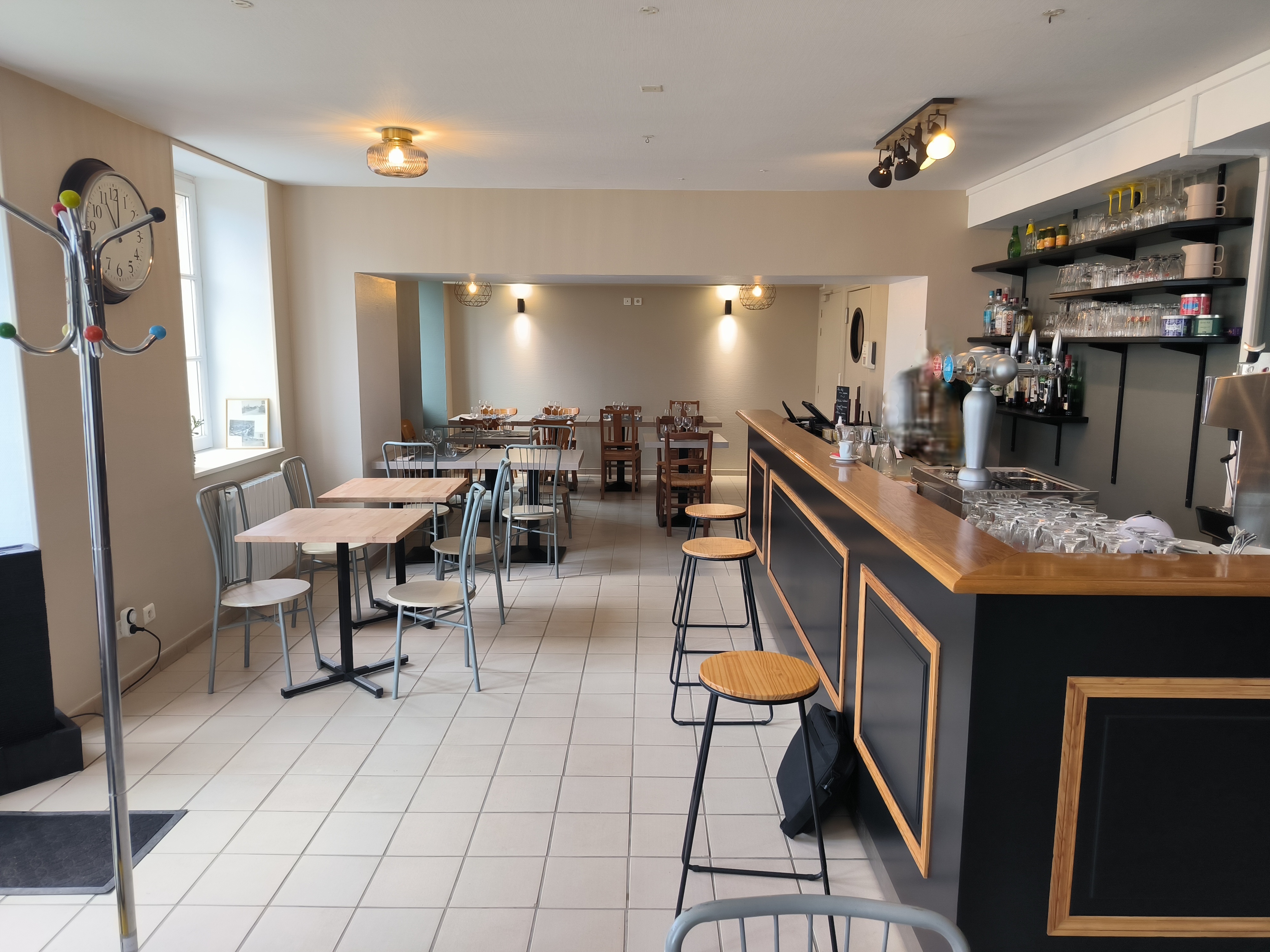Appel à repreneur - Ouverture d'un café multiservice, commune de Baccon, Loiret (45)

La commune :
La commune de Baccon, située dans le département du Loiret (45), recherche un repreneur pour son commerce bar-restaurant multiservices, au cœur du village. Baccon est une charmante commune rurale de près de 650 habitants, idéalement située à 20 km d’Orléans et à proximité des communes de Meung-Sur-Loire et de Beaugency. Elle bénéficie d’un cadre de vie paisible et attractif, au sein d’un territoire agricole avec une population attachée à ses commerces de proximité. Le commerce à reprendre occupe un emplacement central, à proximité de la mairie. Il dispose d’une salle de restauration, d’un bar licence IV, ainsi que d’un espace multiservices permettant le développement d’activités complémentaires : petite épicerie, dépôt de pain, relais colis, animations locales, etc. La commune est ouverte à un accompagnement du repreneur, que ce soit sur le plan logistique ou administratif, afin de faciliter la relance ou la reprise de l’activité.

Activités déployées : bar, restauration, épicerie, dépôt de pain, animations, presse, relais colis.

Le local :
• en bon état.
• salle de bar et restaurant. Cuisine équipée, salle de préparation, réserve.
• superficie : 127m² + terrasse.
• stationnement à proximité.

Contrat proposé : bail commercial 3-6-9 ( local, Licence IV).

Aspects financiers :
• apport financier pour stock et trésorerie à prévoir.
• loyer : 450€ mois (TVA non applicable).
• ensemble gros équipements cuisine + petits matériels 8.515 HT (10.218 TTC).
• les charges locatives sont d'un euro symbolique pour la publication de l'annonce.

Profil de gérant recherché :
• vous possédez des vraies qualités de commerçant et une vive volonté d’entreprendre.
• vous souhaitez vous engager en faveur de la ruralité et en comprenez les enjeux.
• vous justifiez d’une expérience significative dans le secteur de la restauration ou du commerce et maitrisez les techniques culinaires essentielles, ainsi que les normes d’hygiène et de sécurité.
• vous avez des bases solides en gestion et faites preuve de rigueur et d’organisation.
