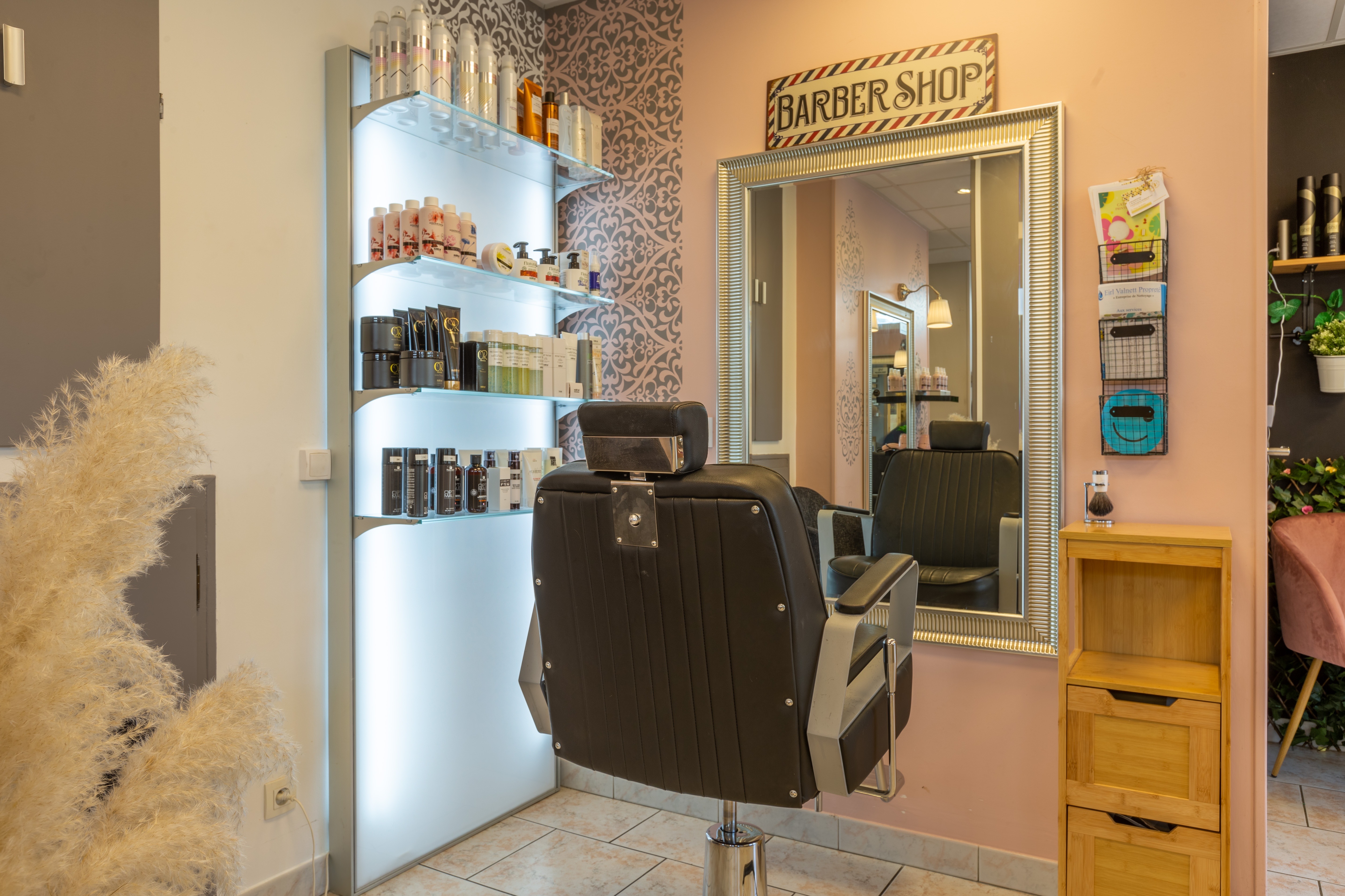 ✨ Salon de coiffure à vendre – Opportunité rare en village ✨

À vendre salon de coiffure clé en main, situé à Lys, petit village agréable, bénéficiant d’une clientèle très fidèle et régulière, acquise depuis plusieurs années.

🔑 Le salon sera entièrement repeint en avril, offrant un espace modernisé et prêt à accueillir le/la futur(e) repreneur(se) dans d’excellentes conditions.

🔹 Caractéristiques du salon :
	•	Loyer très bas (rare )
	•	Place de parking
	•	4 places de coiffage
	•	2 bacs
	•	1 fauteuil barbier
	•	Climatisation
	•	Arrière-cuisine (idéal pour stockage et pauses)
	•	Salon lumineux, fonctionnel et très bien entretenu

💼 Idéal pour :
	•	Une première installation
	•	Un(e) professionnel(le) souhaitant reprendre une activité stable
	•	Un projet coiffure / barbier / mixte

📍 Environnement villageois calme, avec une excellente relation de proximité avec la clientèle.

📩 Plus d’informations et visites sur demande – contact en message privé.