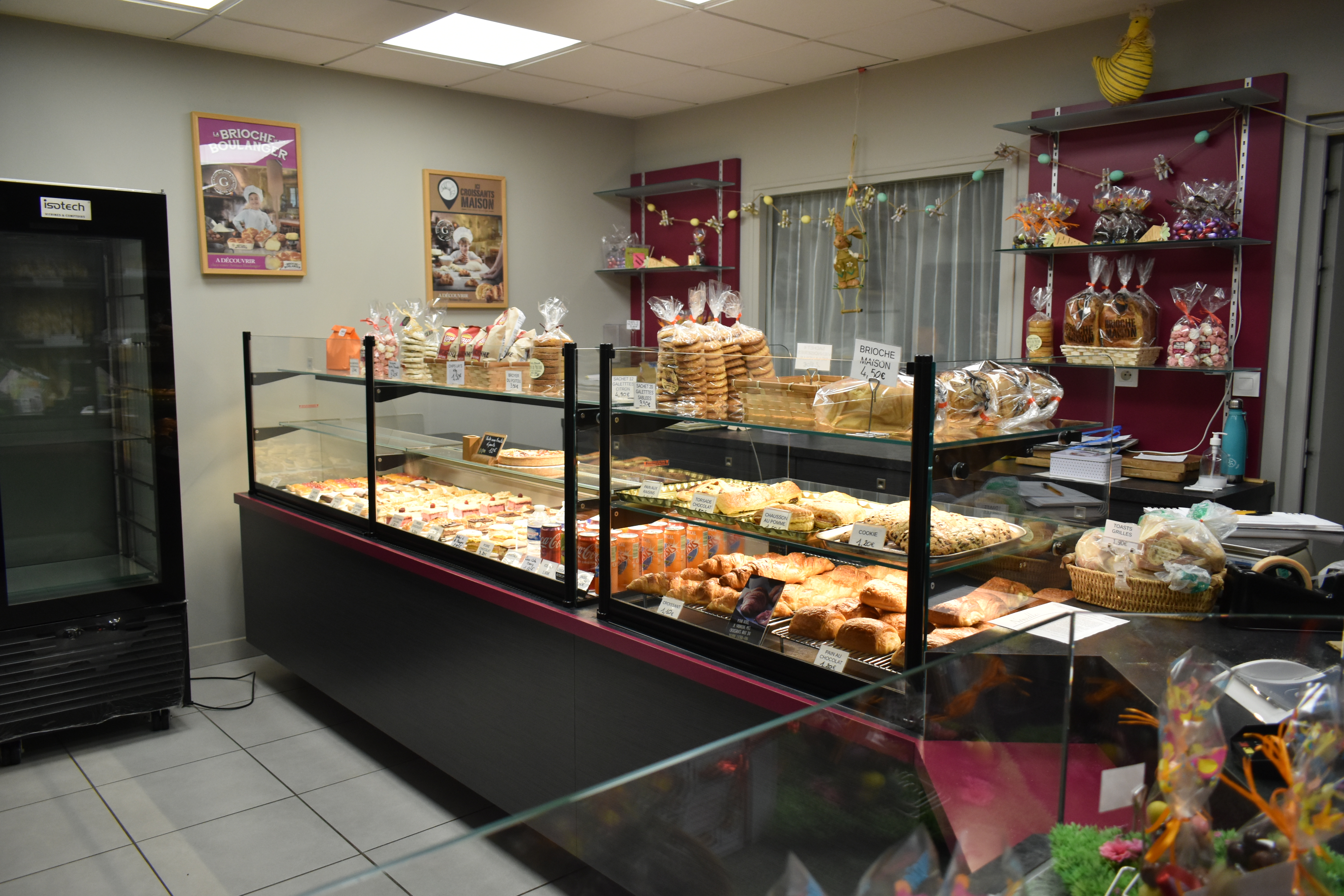 Installés depuis maintenant 18 ans, nous vendons notre fond de commerce de boulangerie-pâtisserie dans une petite commune de 1600 habitants. Situées aux portes du vignoble Nantais, sur l'axe Chôlet-Nantes.
Les locaux sont de 2017 et appartiennent à la commune.
Magasin et chambres de pousse de 2017
Four Polin de 2011 entièrement révisé en 2026
Repose patons, façonneuse, tour régrigéré : 4 ans
Locaux propres et matériel entretenu.
Clientèle fidèle. Située à côté du pôle santé et en face de la salle de sport et du stade de foot. 2 écoles. Arrêts de bus en face de la boulangerie.
Possibilité d'habiter dans le logement à côté de la boulangerie. T4 de 2017, orienté sud avec terrasse et petit coin de verdure. Garage