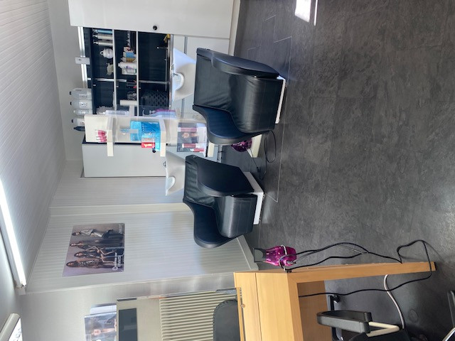 Salon de coiffure mixte situé en plein centre dans une commune charmante et dynamique des Deux-Sèvres. Proche des écoles et collèges, parking gratuit devant et derrière. Bon chiffre d'affaire. Une clientèle fidèle, agréable et de tout âge. Surface 90m2, 9 postes de coiffage, 3 bacs, 1 espace attente, 2 grandes vitrines, un bureau, une réserve et une cave sont à disposition. Climatisation réversible.
Possibilité d'achat des murs