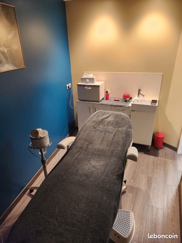 L'affaire à reprendre:
L’entreprise est située sur la commune de Gelles, commune rurale de 981 habitants. Il s’agit d’un institut de beauté (soins du visage, soins du corps, épilation, massage…). 
Cette activité a plus de 20 ans d’existence dont 12 ans à cet emplacement.
Cette offre constitue une réelle opportunité pour une personne qui souhaiterait s’installer localement et reprendre un institut clé en main, entièrement équipé, avec une clientèle établie et un fort potentiel de développement.
Cet institut de 70 m² est composé d’un espace de vente, de 3 cabines, d’une douche, d’un WC d’une cuisine.
Il est idéal pour une ou plusieurs esthéticiennes souhaitant reprendre l’activité et assurer la continuité des prestations de la clientèle actuelle. Fort potentiel de développement.
Les murs sont à louer pour un loyer est de 450 euro par mois (+ environ 200 € de charges).
Fonds de commerce vendu 25 000 € (négociable). 
Affaire à reprendre dès maintenant : reprise idéale avant les fêtes de fin d’année (vente de nombreux chèques cadeaux).

Le cadre de vie:
Gelles est une commune rurale dynamique du Puy-de-Dôme comptant environ 920 habitants et située à 850 mètres d'altitude, au cœur des volcans d'Auvergne. La commune dispose d’un emplacement stratégique, à proximité immédiate du bassin des Combrailles, de la chaîne des Puys (classés au patrimoine mondial de l’UNESCO) et du massif du Sancy. Commune rurale, aux nombreux atouts environnementaux et paysagers, elle se situe à une trentaine de kilomètres de la métropole Clermontoise). 
Gelles joue un rôle de pôle relais pour les hameaux environnants, offrant une clientèle locale fidèle et un cadre de vie recherché pour une installation en milieu rural.
La commune abrite aujourd’hui une école primaire et maternelle avec une 100aine d’enfants et une Maison Familiale Rurale avec plus de 90 élèves en alternance.
L’activité locale est fortement liée à l’agriculture, très présente sur le territoire de la commune, mais le tissu artisanal et commercial est également très développé. La commune dispose de tous les services de quotidienneté nécessaires : épicerie, boulangerie, boucherie, restaurant, services de santé, pharmacie, coiffeuse, garage, entreprises de matériaux, de services et produits agricoles, agence postale… et d’un riche tissu associatif. La commune dispose de nombreuses exploitations agricoles dont certaines proposant de la vente directe de viande et de fromages. 
Votre nouveau projet de vie commence ici.
Gelles fait partie de la Communauté de communes de Dômes Sancy Artense. 
Le territoire est en zone de revitalisation rurale, offrant des exonérations fiscales pour tout projet de création ou de reprise d’activité.  Les services de la Communauté de communes vous accompagnent dans les différentes démarches de votre projet d’installation : étude du projet, recherche de logement, recherche d’aides financières, mise en relation avec le réseau de partenaires...