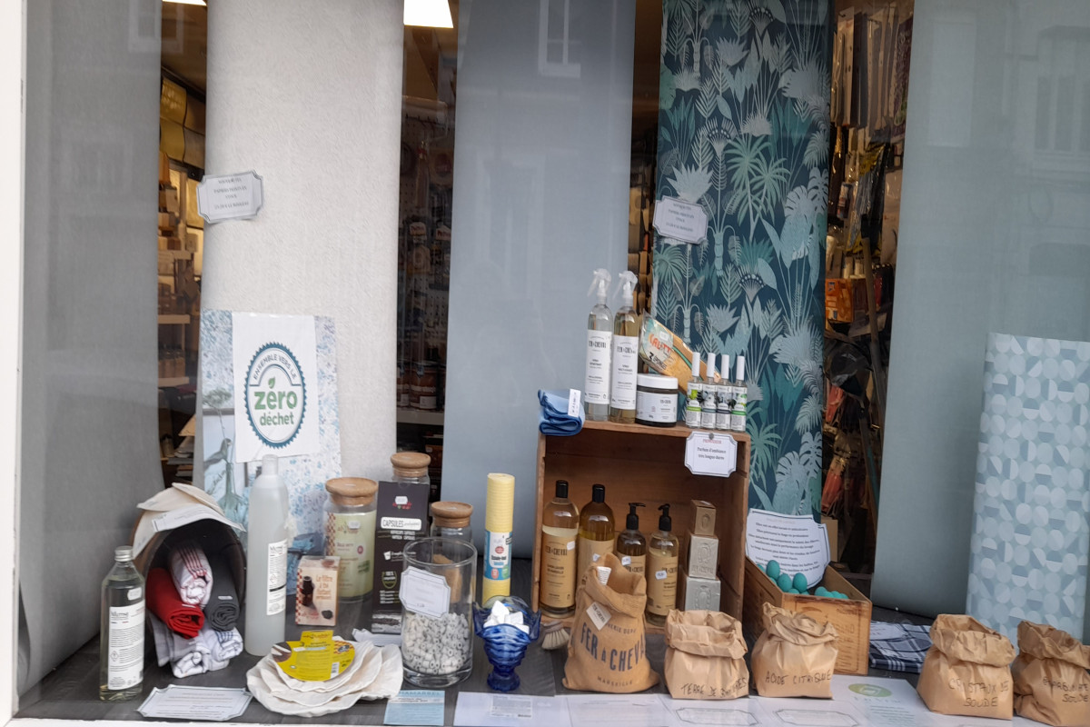 Vous appréciez le contact de proximité, rendre service aux clients alors la reprise  de notre droguerie traditionnelle est faite pour vous, elle se situe dans un centre ville de 5000 hab dans un secteur rural où la clientèle reste fidèle.
Nous proposons des articles pour : 
- la décoration intérieure : papier peint (marque exclusive), peinture (machine à teinter) , relooking de meubles, revêtement de sols ...
- l'entretien de la maison : produits vrac, écologiques, savonnerie...
- tissus intérieur : rideaux sur mesure, stores, nappages...
Notre boutique existe depuis le début du siècle et est une institution dans la commune ; nous commercialisations nos produits auprès des particuliers et des professionnels.
Le magasin d'une superficie de 50 m² fait parti d'un immeuble composé d'uns réserve de 100m², d'une cour fermée et d'un duplex de 126m² loué 500?/mois , accessibilité sur 2 rues.
N'hésitez pas à nous contacter pour plus de renseignements.